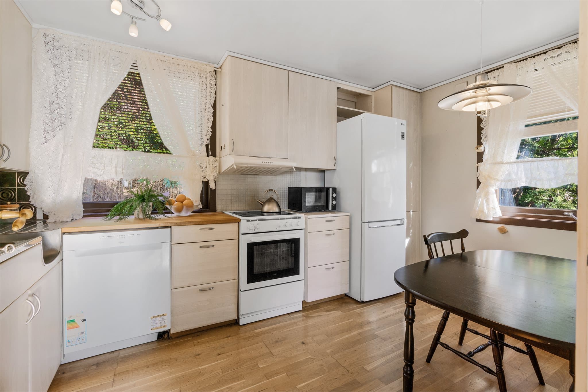 - Kjøkkeninnredning med slette fronter og benkeplate i trevirke -