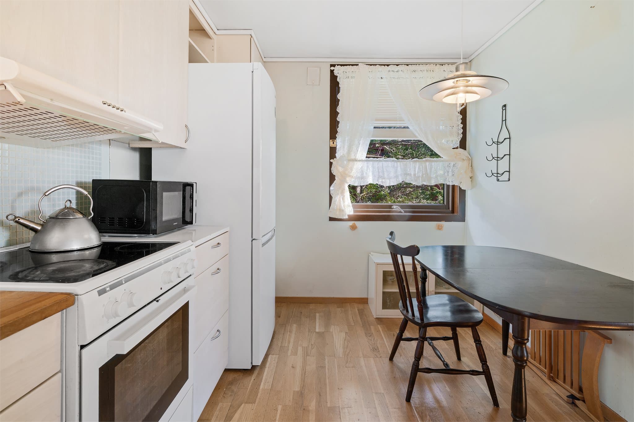 - Hyggelig med plass til et frokostbord inne på kjøkkenet -