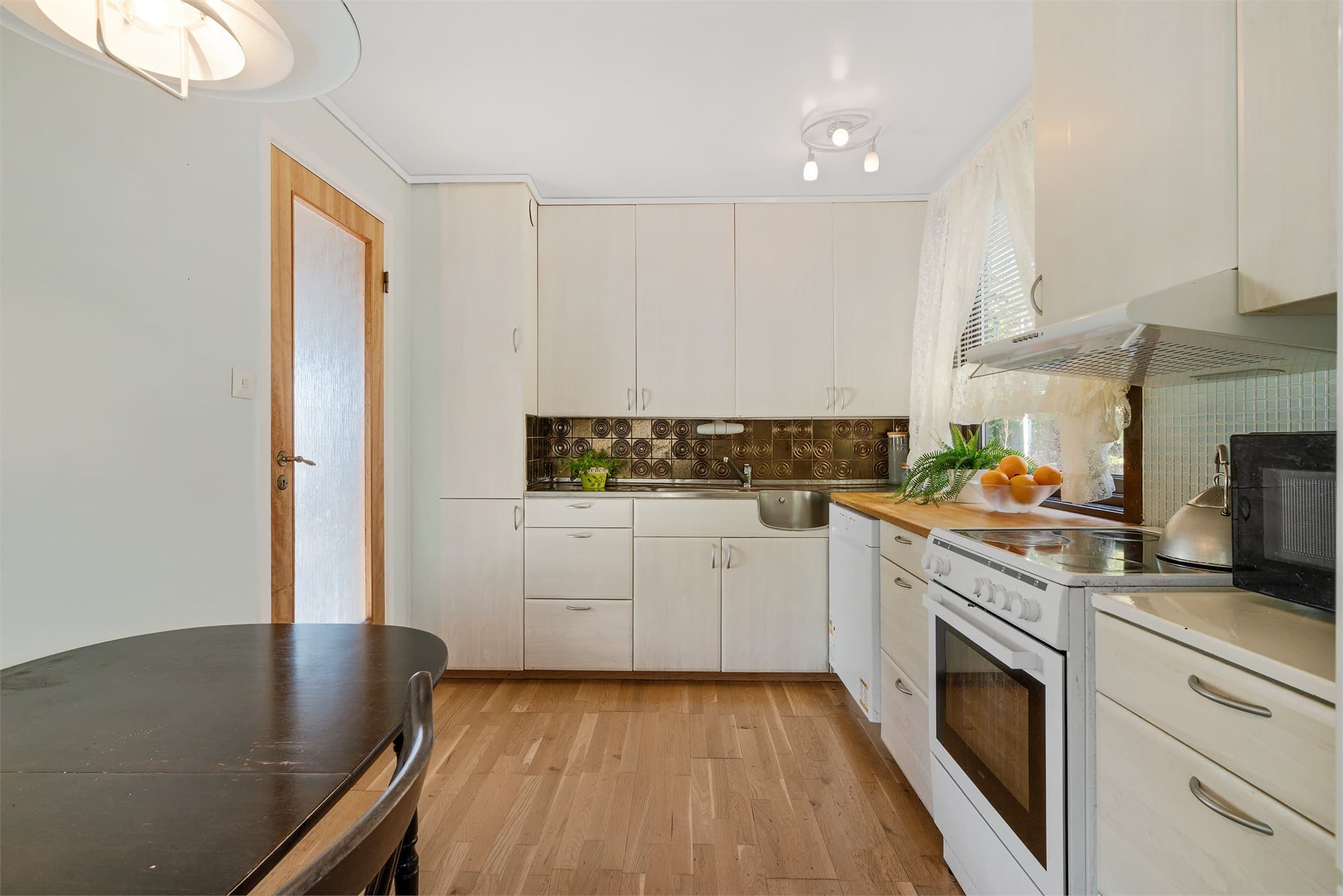 - God med skap- og benkeplass til glede for kokken -