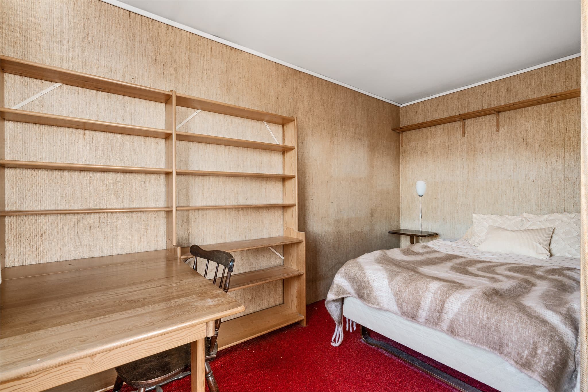 - Det er ett soverom i denne etasjen, med adkomst fra stue -