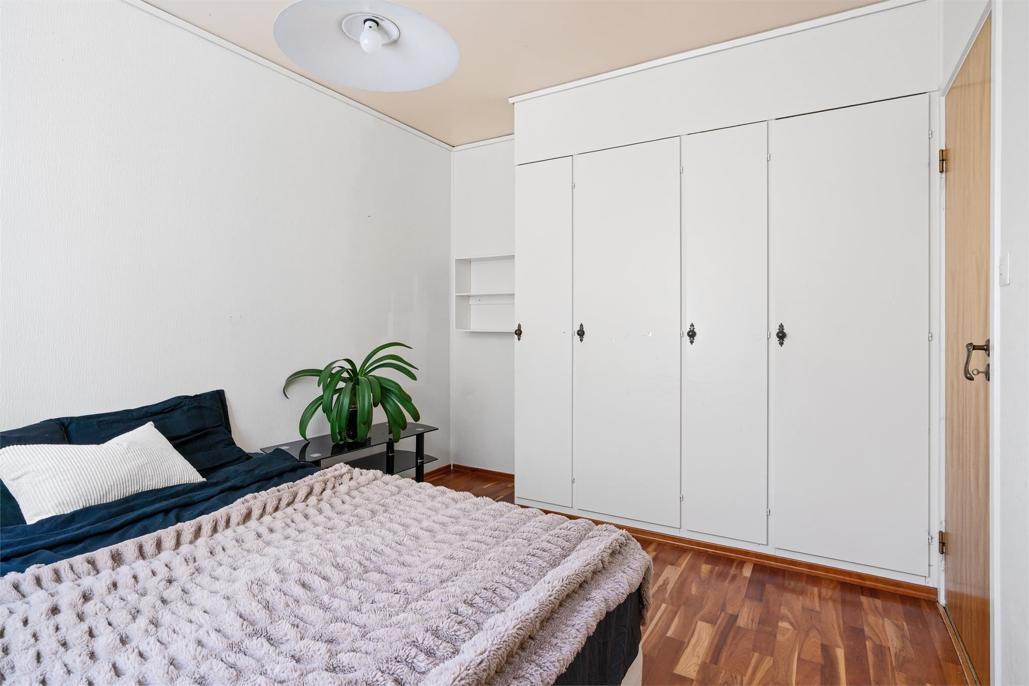 - Rommet har god plass til dobbeltseng i ønsket størrelse og tilhørende møblement. Merk godt med skapplass! -