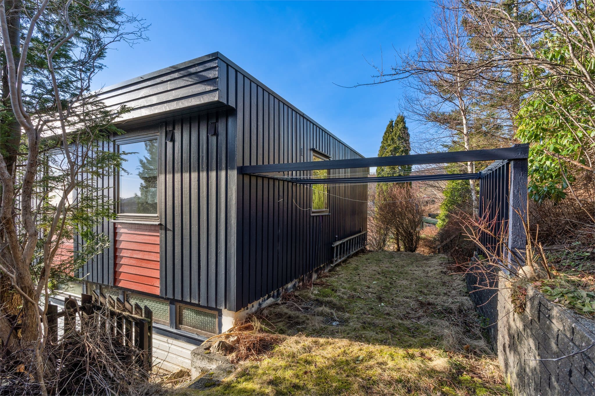 - Verdifullt med hageplass. Boligen ble malt i 2024. Da ble det også skiftet bordkledning på flere sider av boligen -