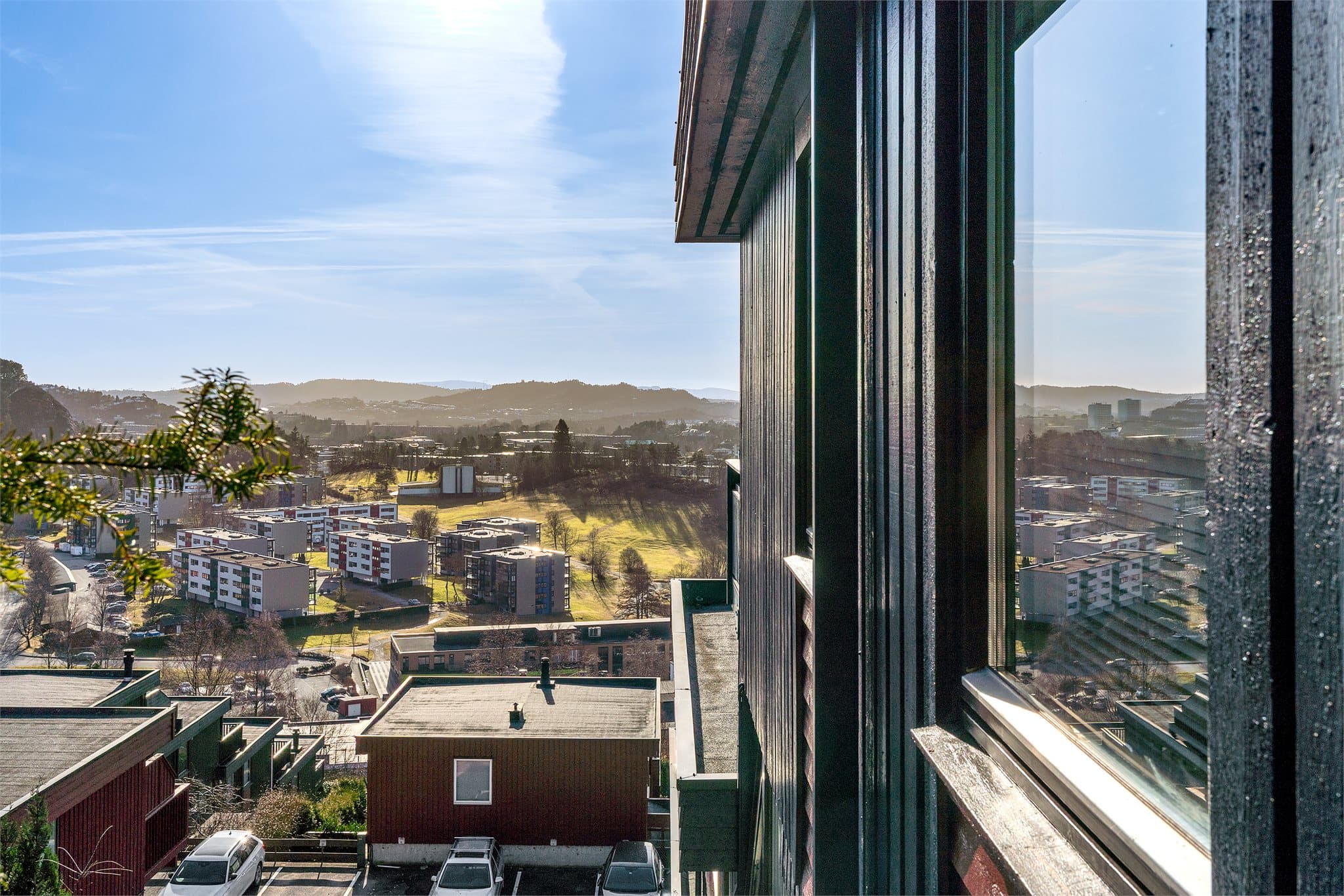 - Her bosetter du deg med kort vei til alt hverdagen har å by på - dagligvarebutikker, skoler og barnehager ligger kun en spasertur unna -