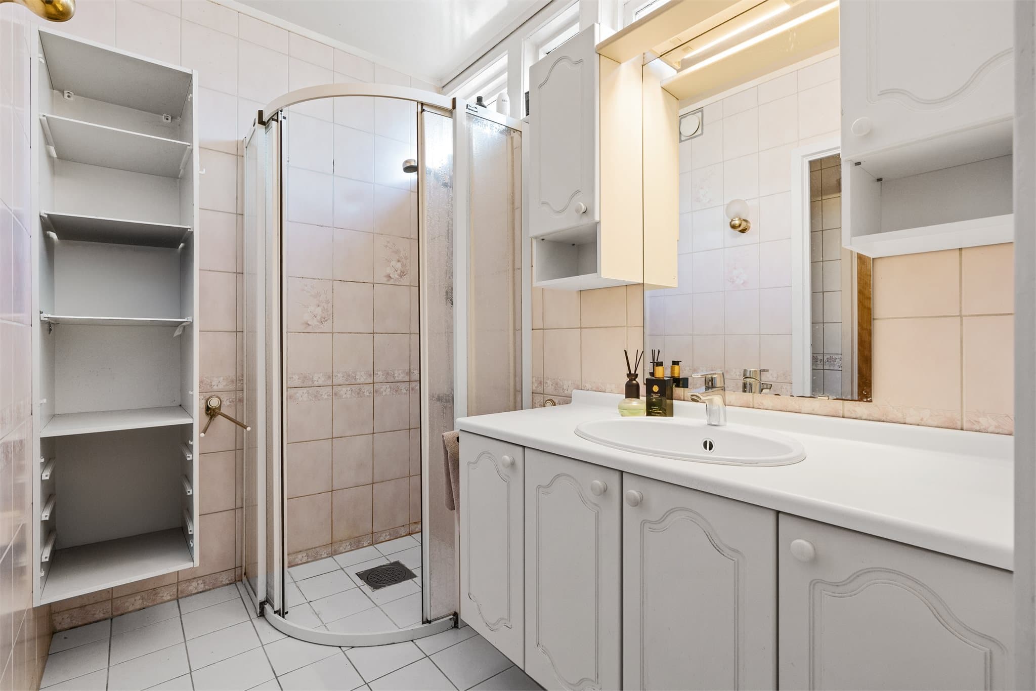 - Badet måler 3,4m² og har fliser på gulv og vegger -