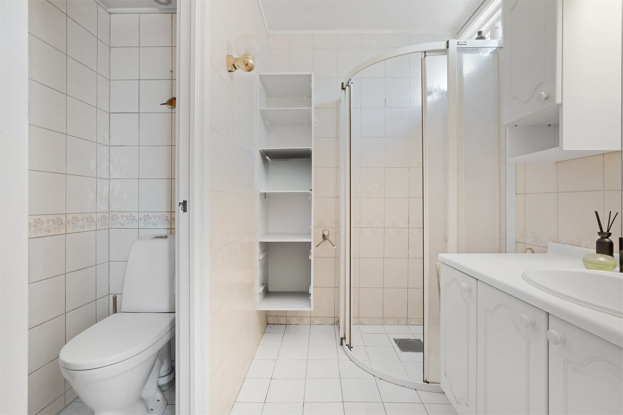 - Varmekabler i gulv gir en jevn og behagelig varme i rommet -