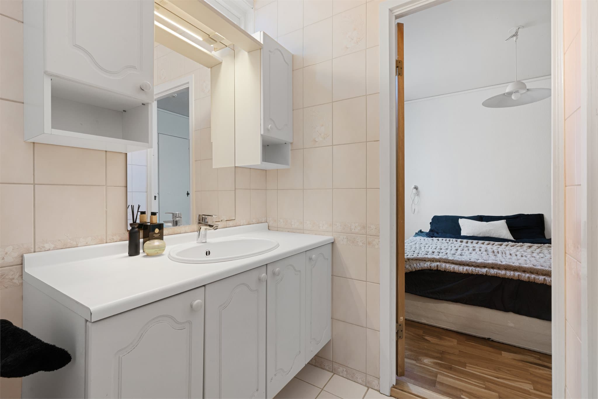 - Badet er innredet med benkeskap med servant og dusjhjørne -