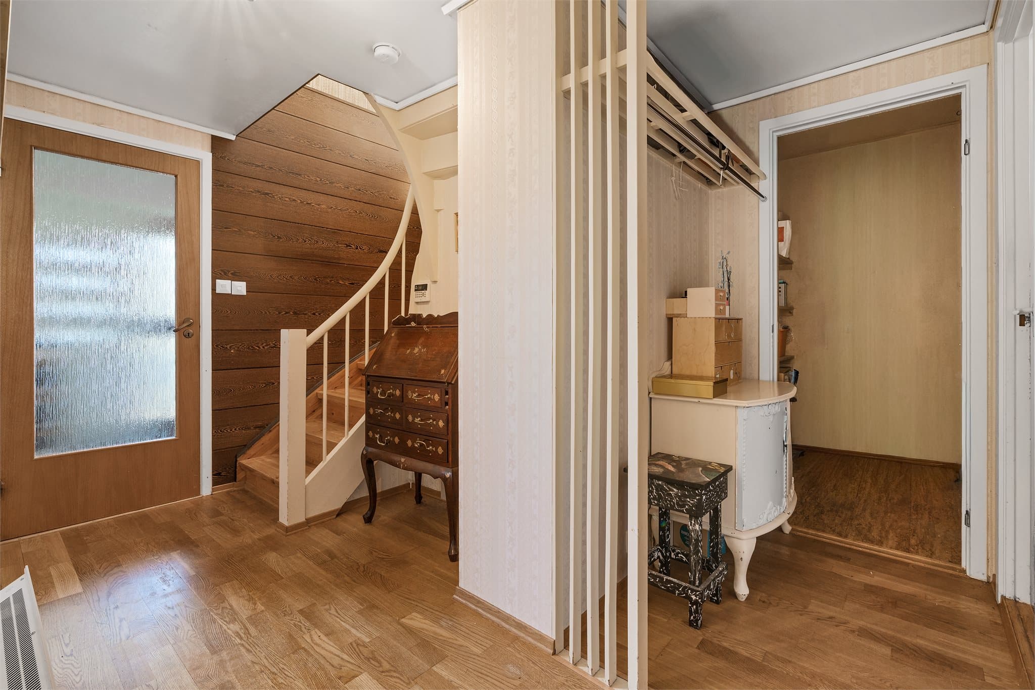 - Fra den romslige gangen/trapperommet er det også adkomst til bod og vaskerom -