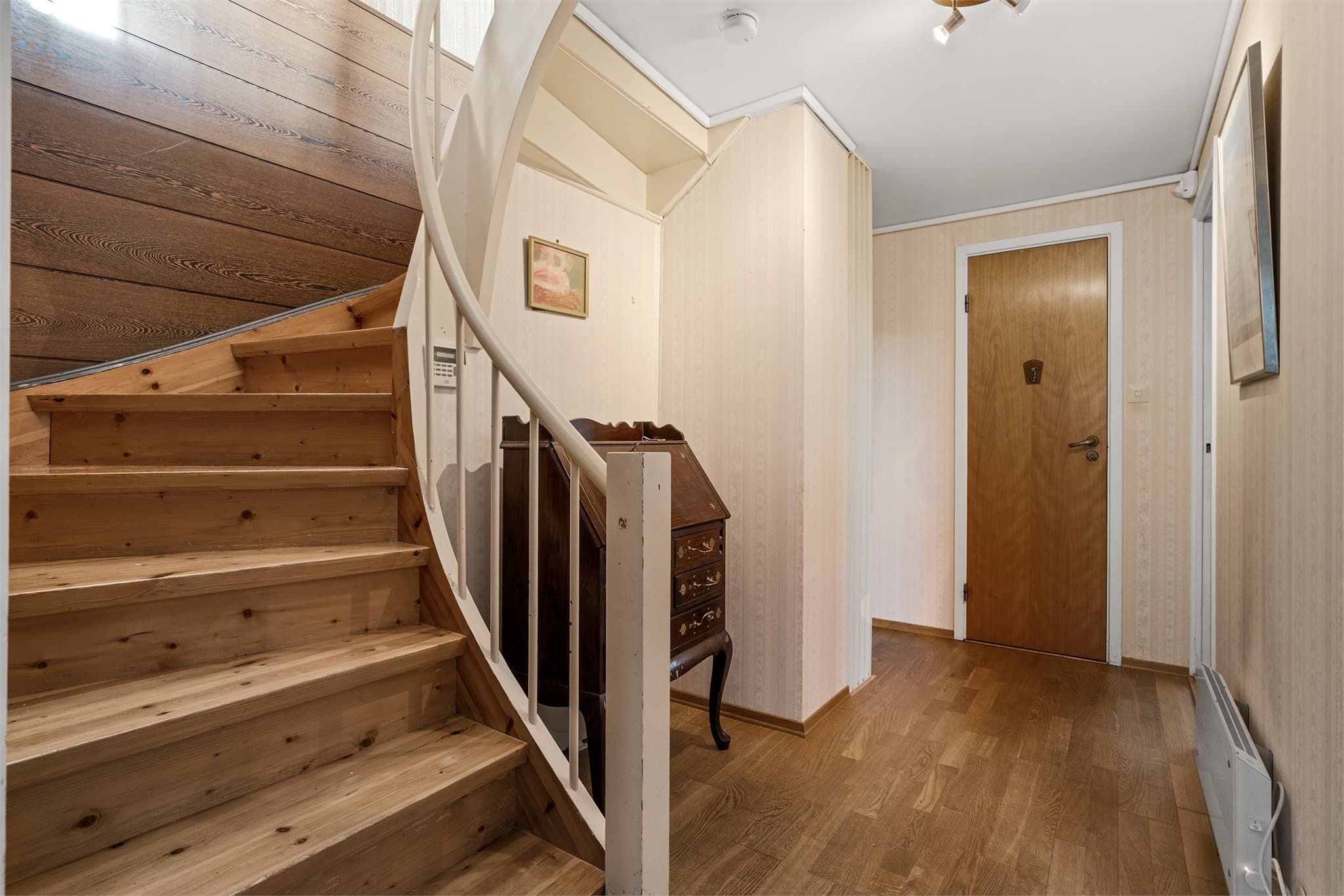 - Vi beveger oss ned i boligens underetasje -