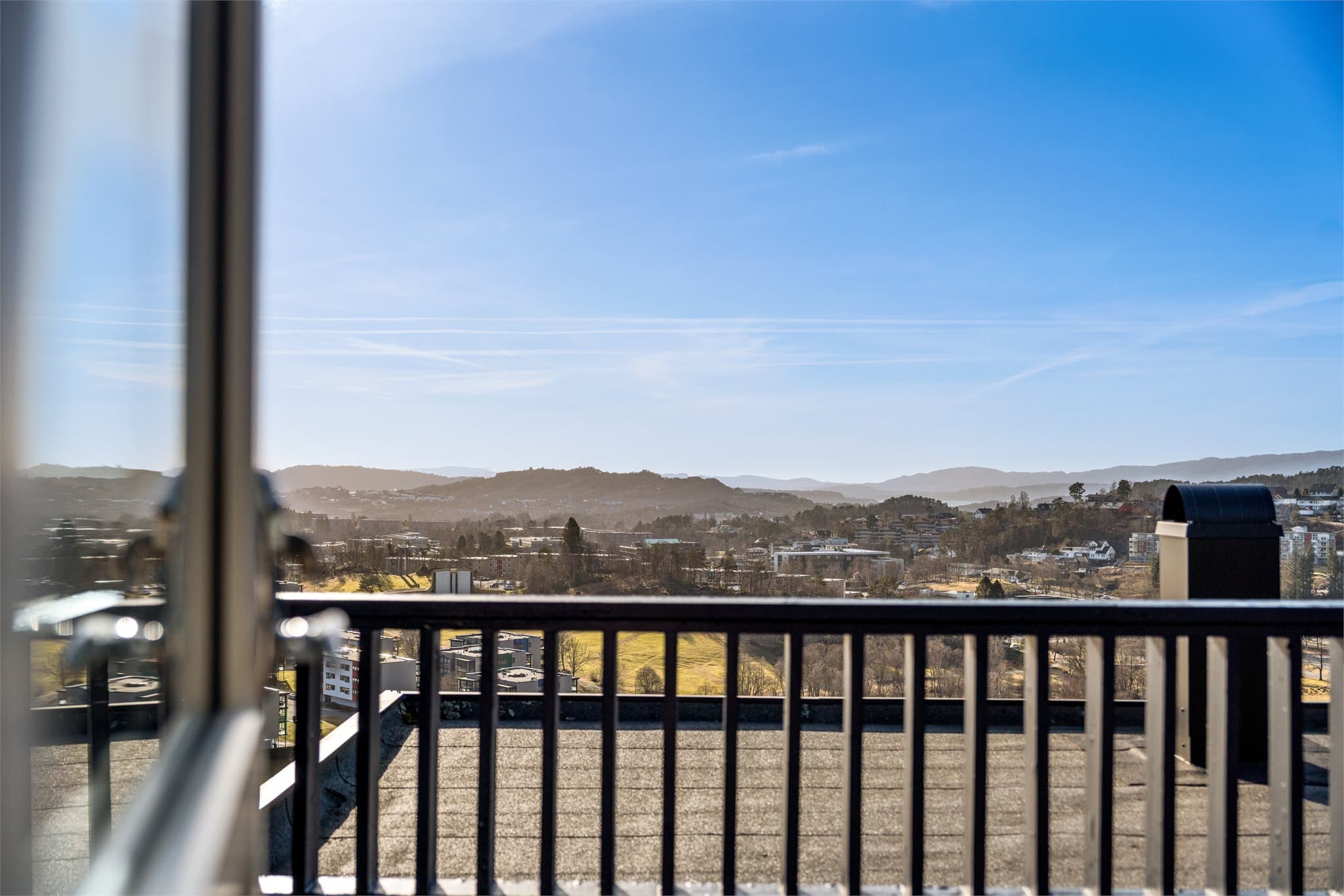 - Nå har du muligheten til å sikre deg et rekkehus i Fyllingsdalen med garasje og totalt 48m² balkong- og terrasseareal -