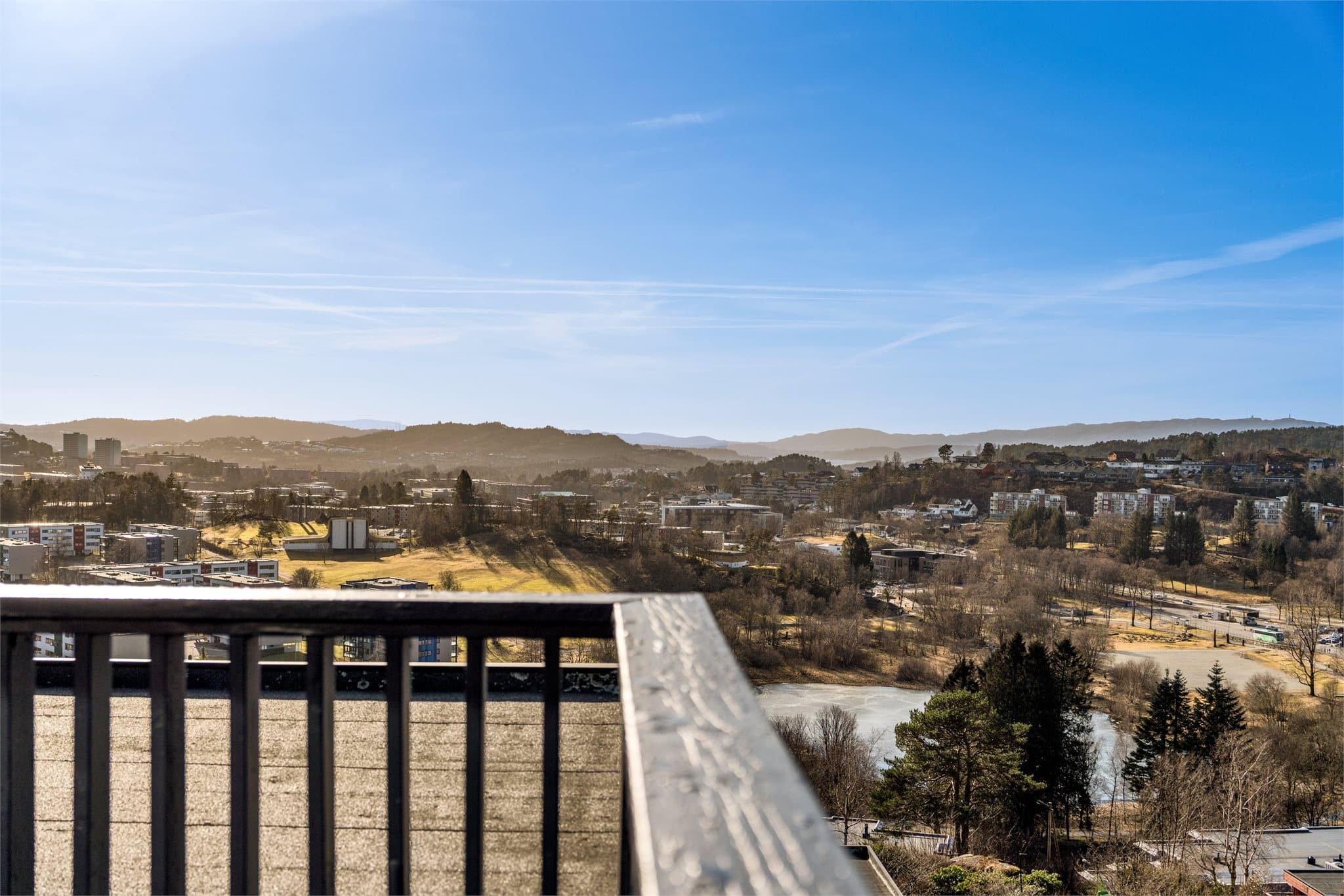 - Boligen har et totalt BRA-i på 121m² og inneholder stue, kjøkken, 3 soverom, bad, toalettrom, vaskerom, 2 boder, entré, gang/trapperom og trapp -