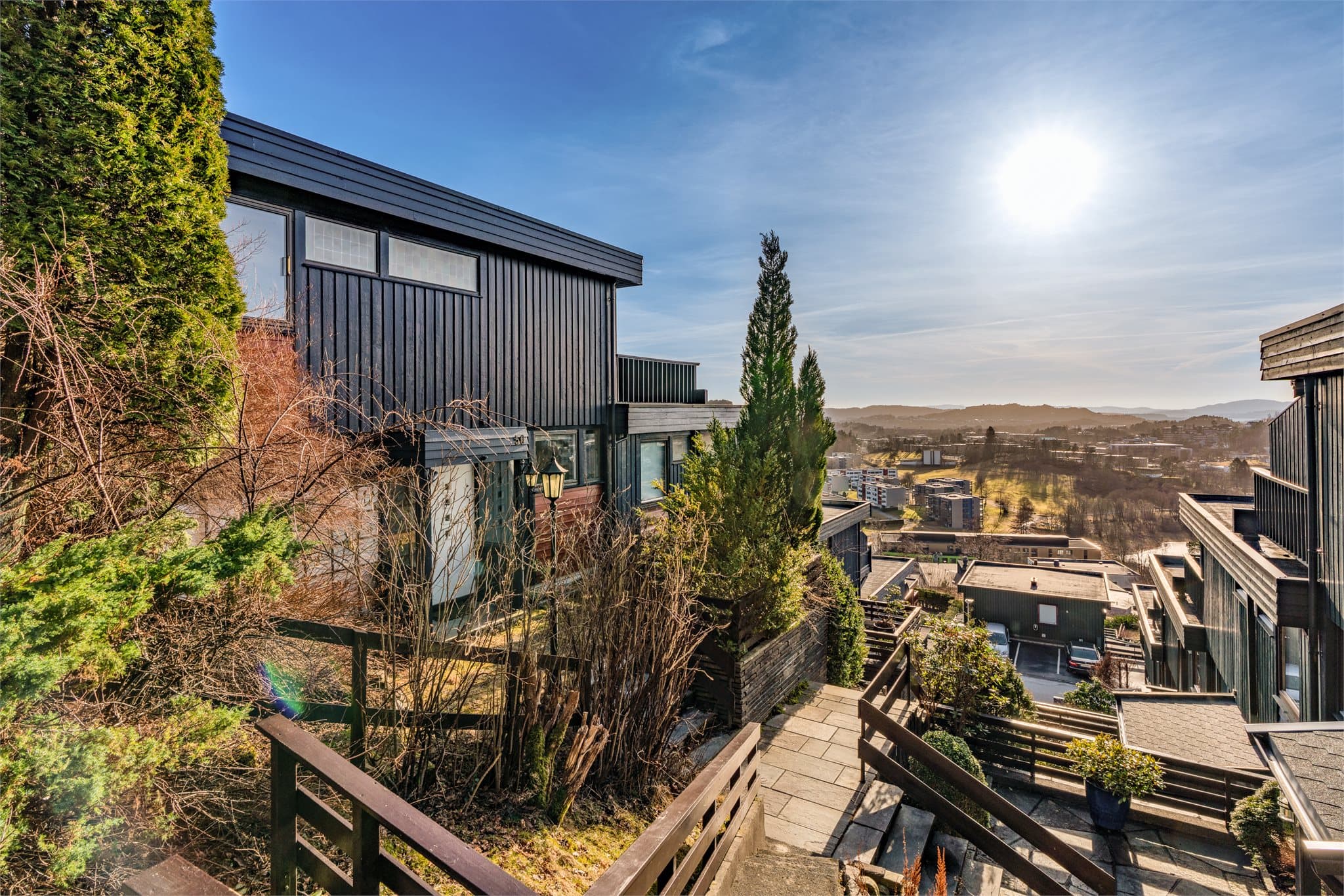 - Beliggende øverst i rekken -