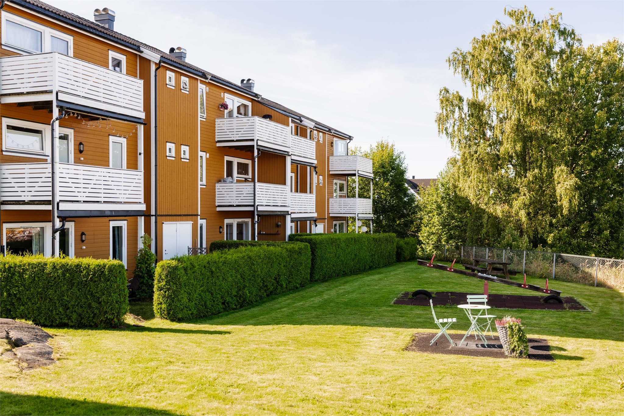 Borettslaget er pent opparbeidet fellesområde med sittebenker, bålpanne/grillområde samt lekeplass for de minste.