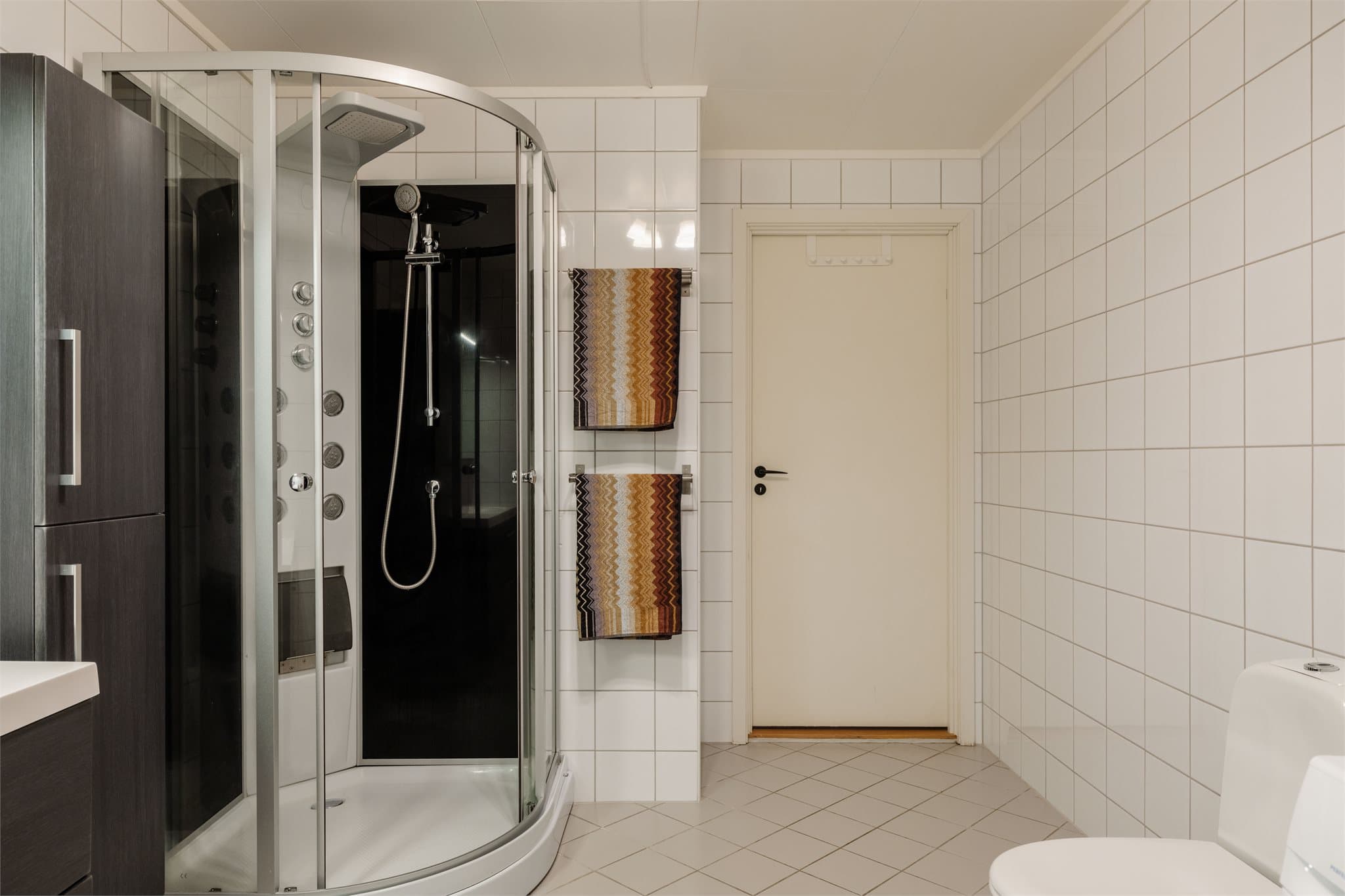 Stort og pent bad fra byggeår med gulvvarme.