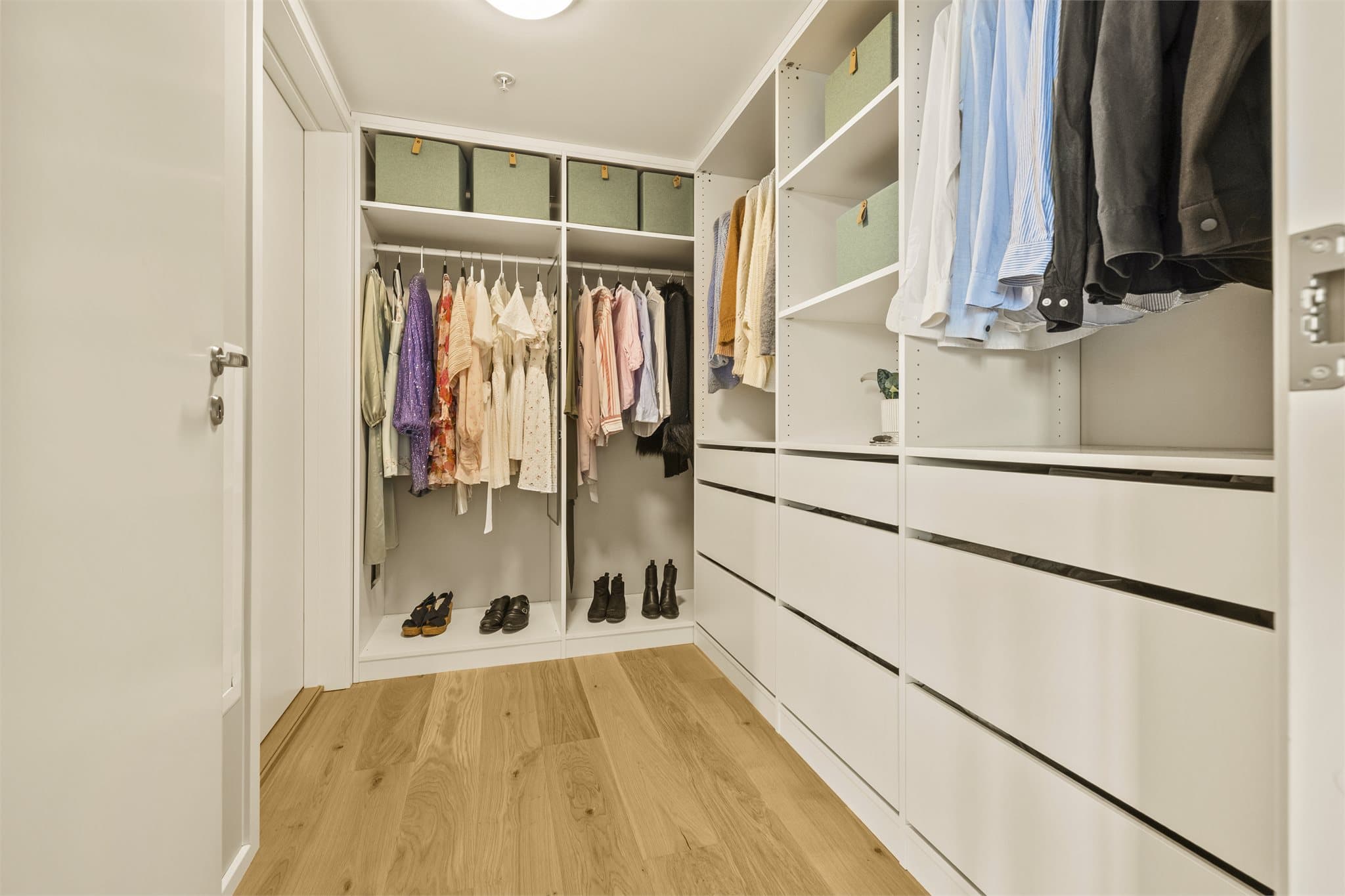 Praktisk walk-in closet med skreddersydd innredning fra Kvik som gir rikelig med oppbevaringsplass.