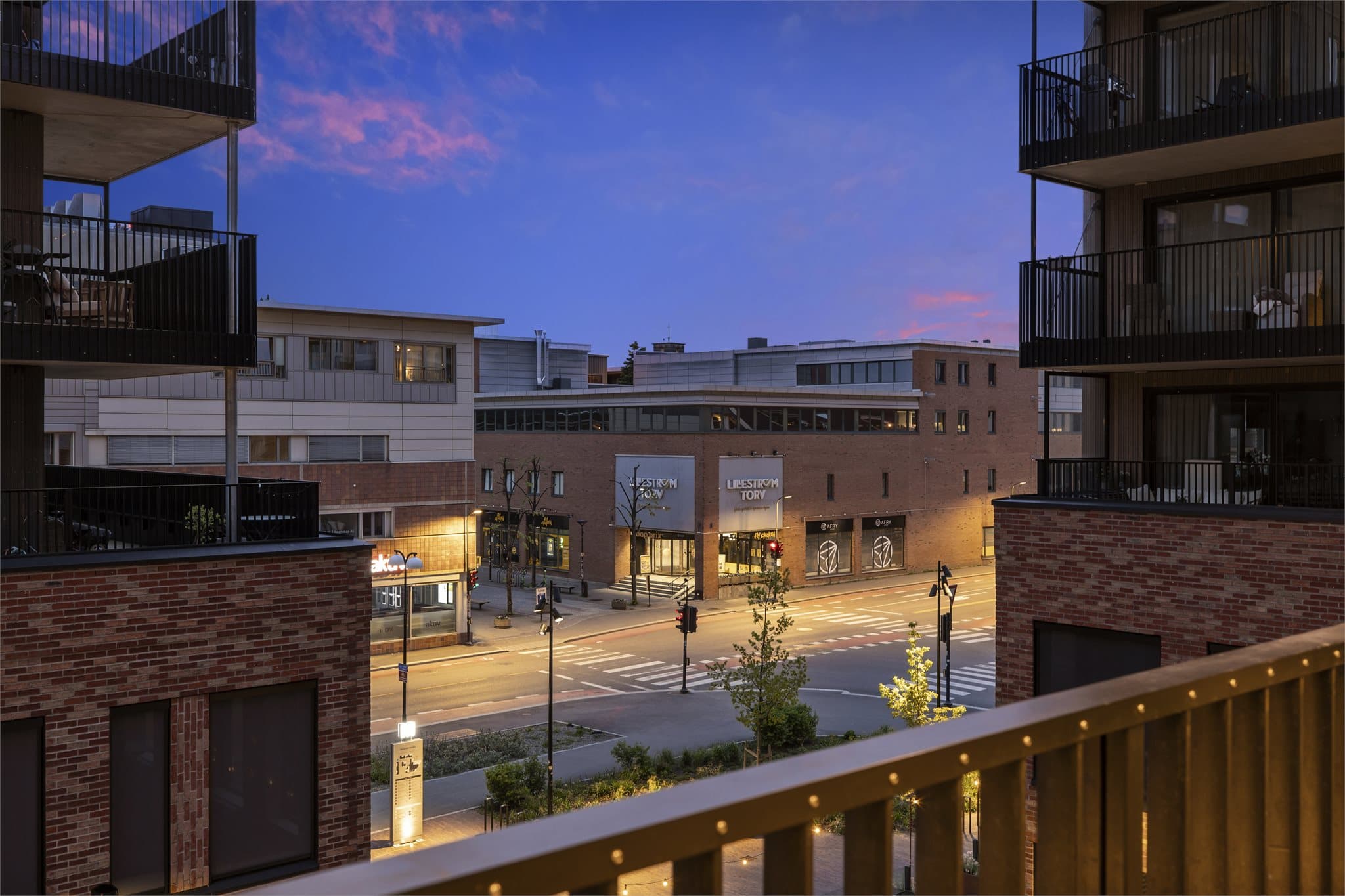 Fra leiligheten er det kort vei til Lillestrøm Torv med et bredt utvalg av butikker og tjenester.