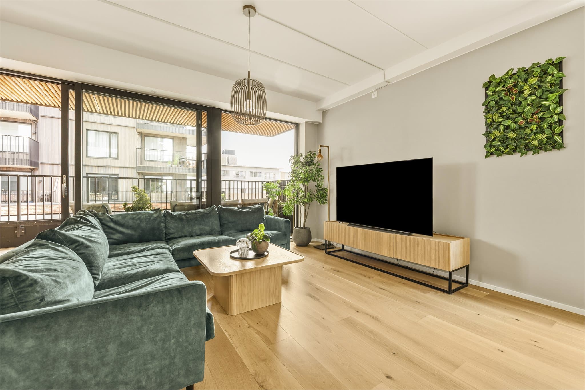 Stuen har god plass til en større sofagruppe.