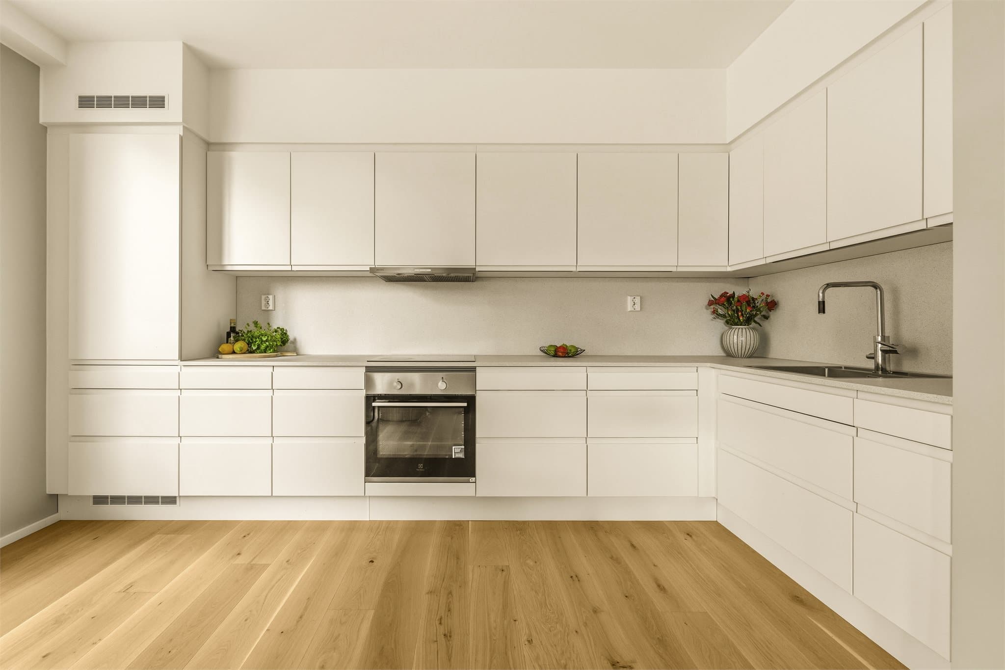 Kjøkkenet er utstyrt med integrert kjøl/fryseskap, oppvaskmaskin, induksjonstopp og stekeovn.