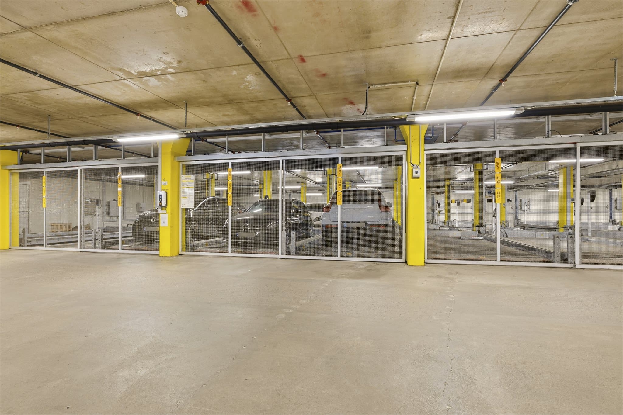 Det medfølger egen parkeringsplass (nr. 79) i felles garasjeanlegg med et moderne hev/senk-system.