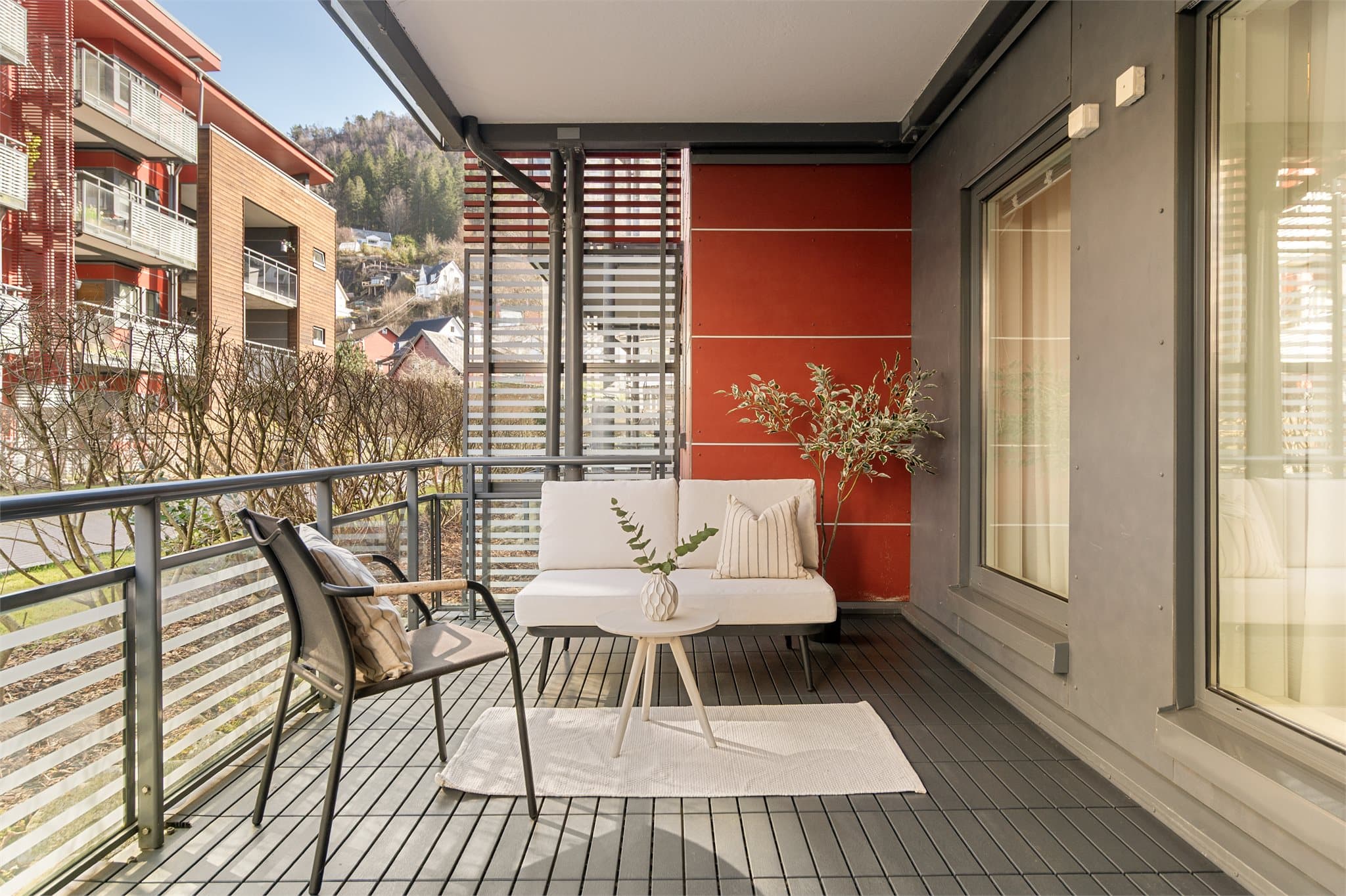 - Balkongen er overbygget noe som gjør bruksmulighetene større og utemøbler kan stå ute store deler av året -