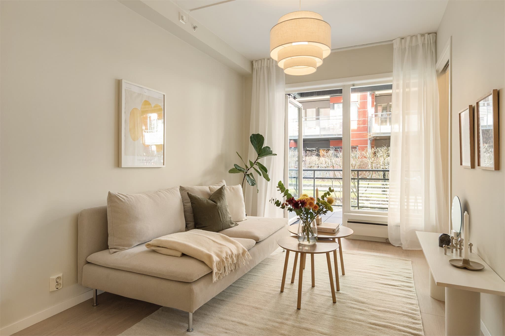 - Leiligheten byr på en rekke gode kvaliteter som bla. fast parkeringsplass i garasje med mulighet for elbil-lader, rause vindusflater, god takhøyde og god romløsning -