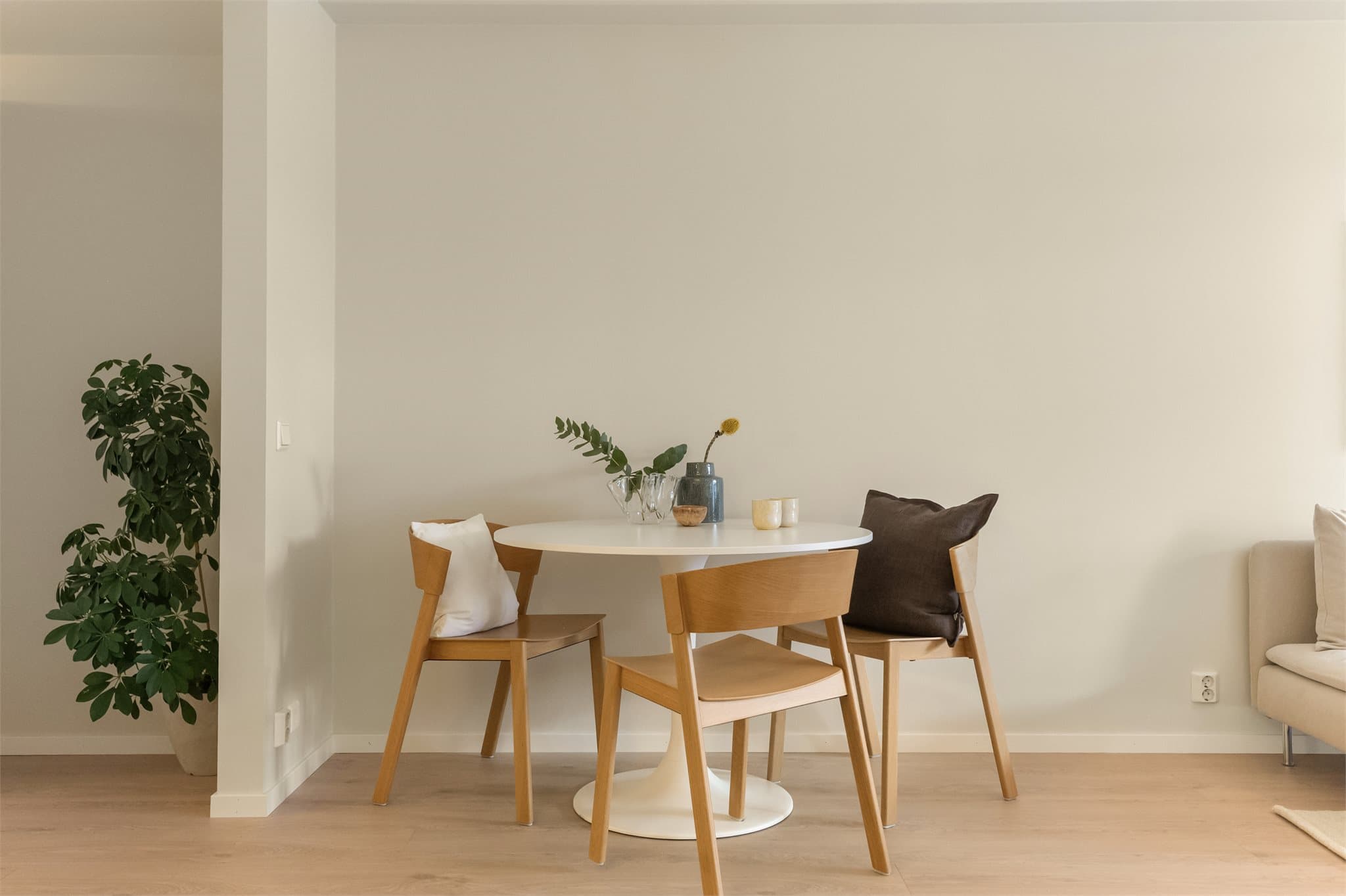 - Utformingen gjør det enkelt å innrede med sofa- og spisegruppe i hver sin naturlige sone -