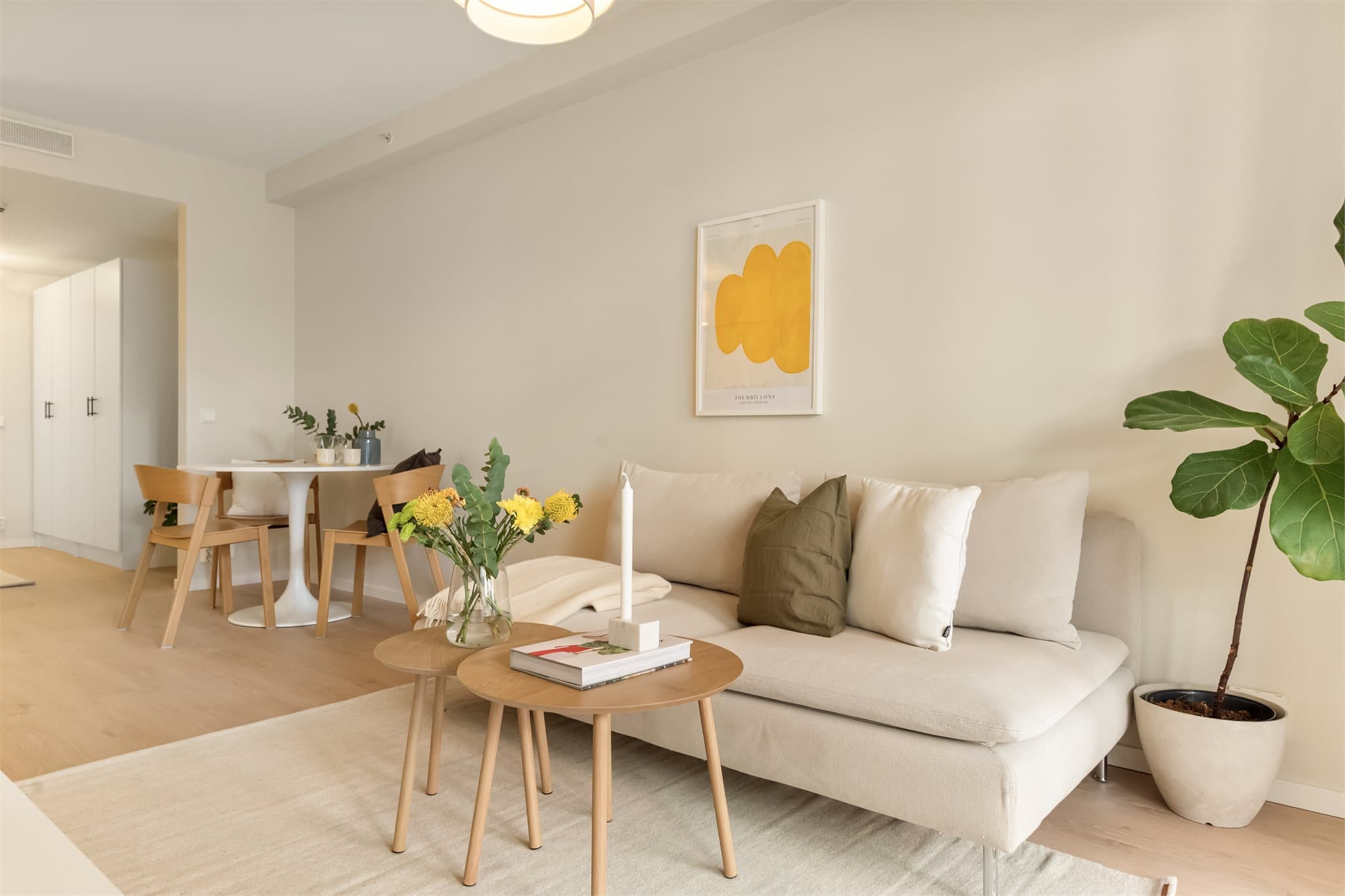 - Merk listefri overgang mellom vegg og tak som bidrar til et sømløst uttrykk i leiligheten -