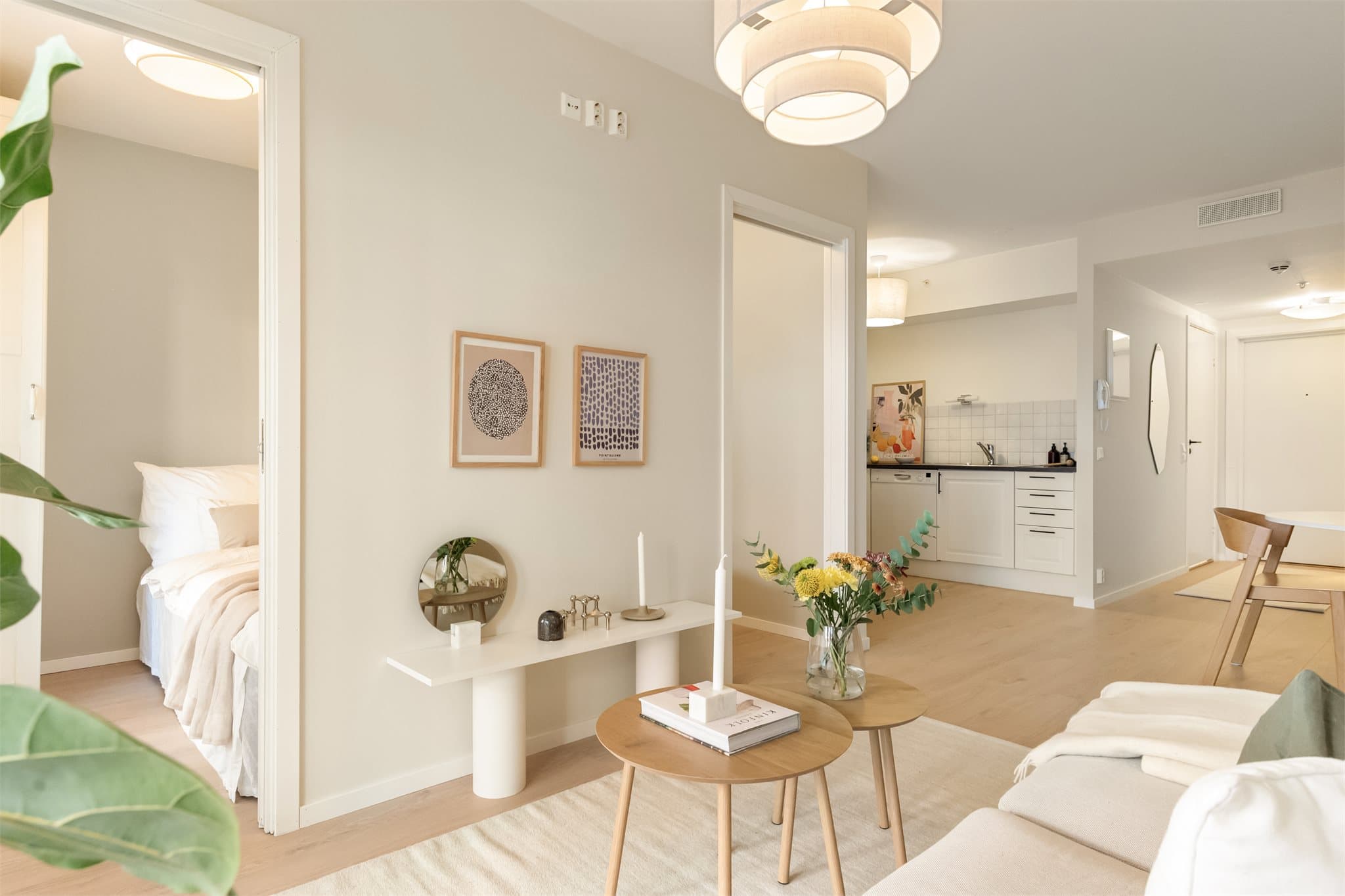 - Leiligheten inneholder entré/gang, stue/kjøkken, bad og soverom + disponerer leiligheten en ekstern bod i kjeller -