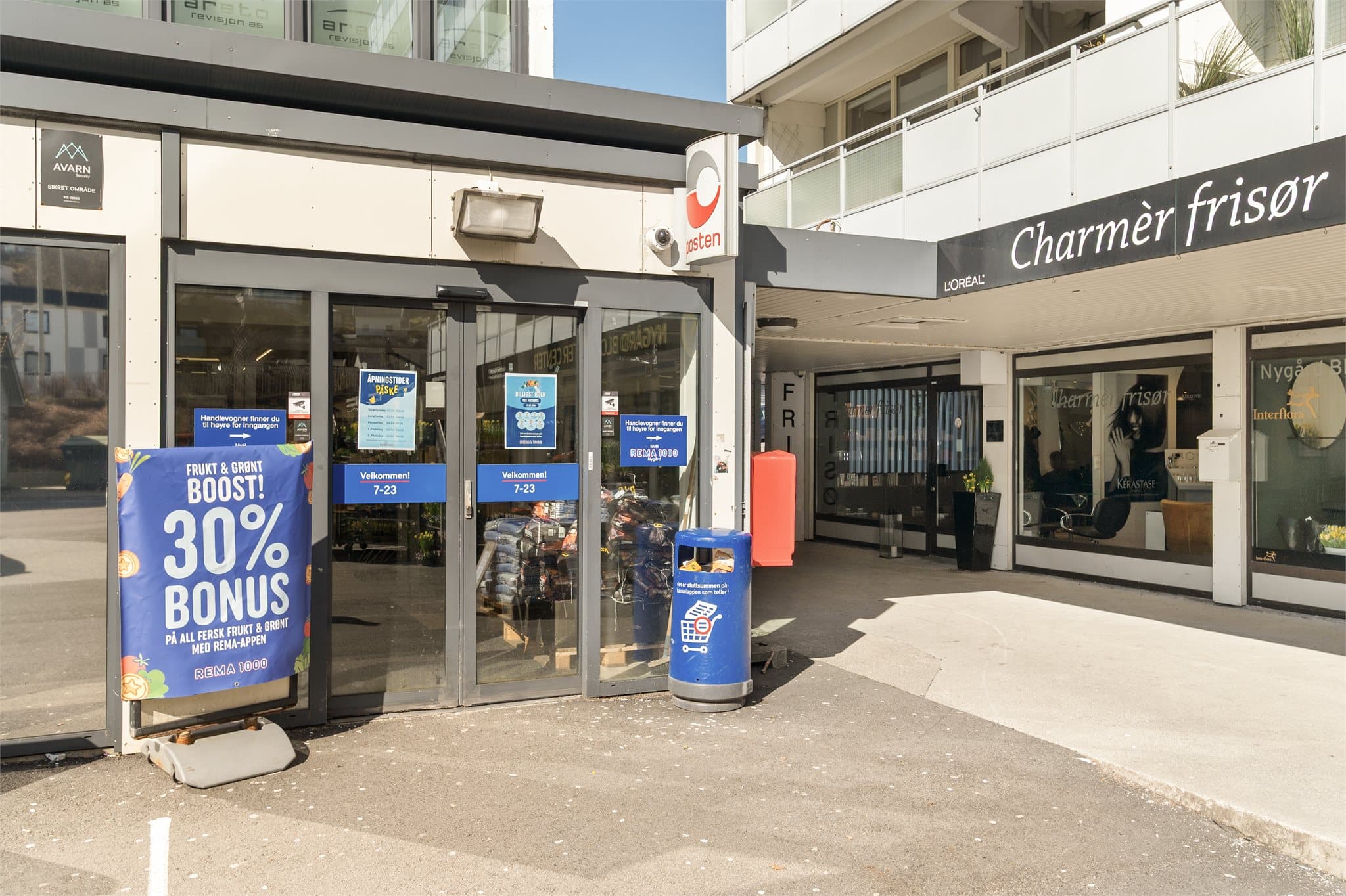 - Nærmeste dagligvare er Rema 1000 Nygård som er en 4 minutters spasertur unna -