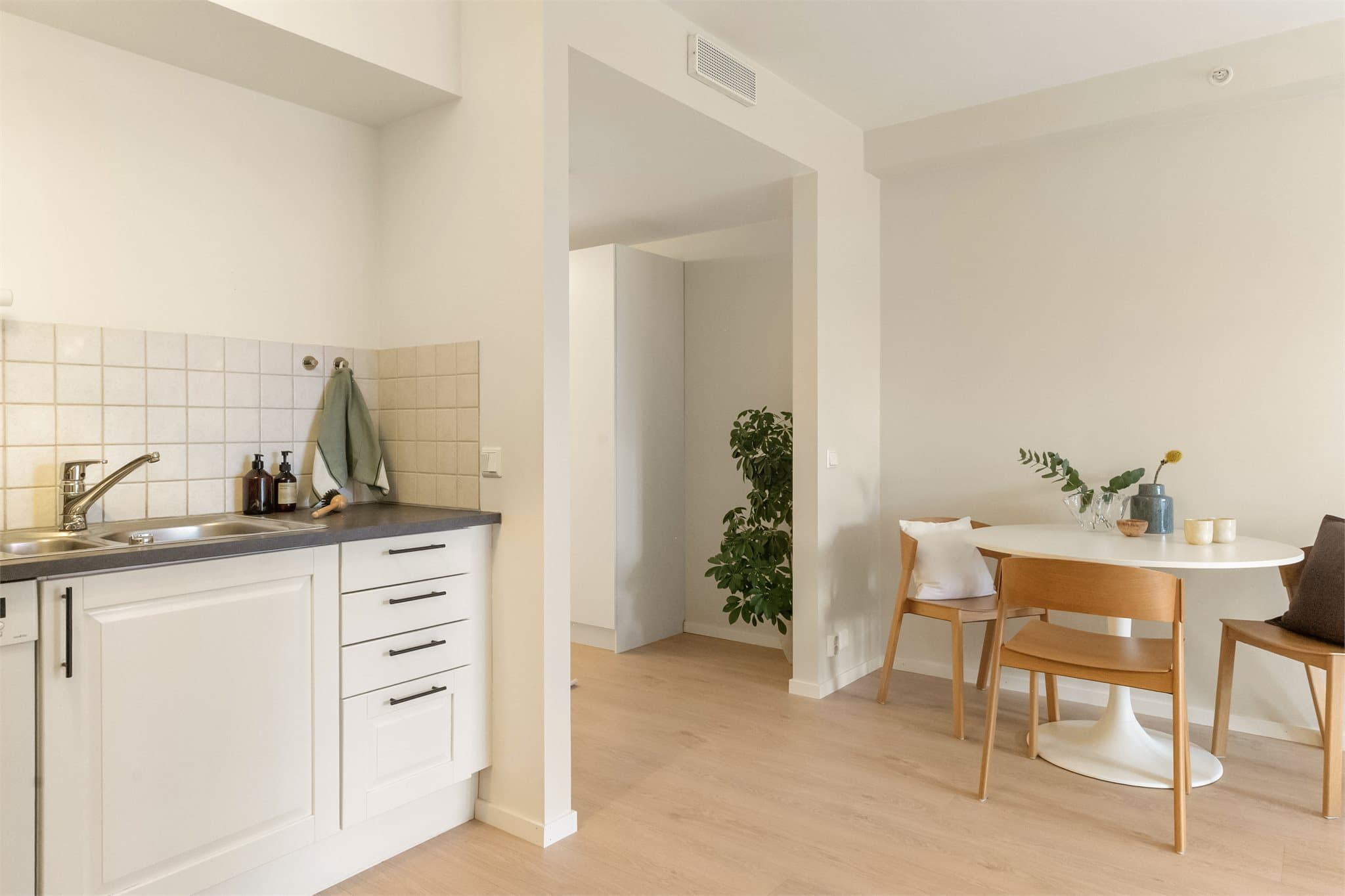 - Selger har gjennomført flere lekre moderniseringer i 2026 som bla. nytt laminatgulv lagt i alle rom, nymalte overflater i gang, stue og soverom -