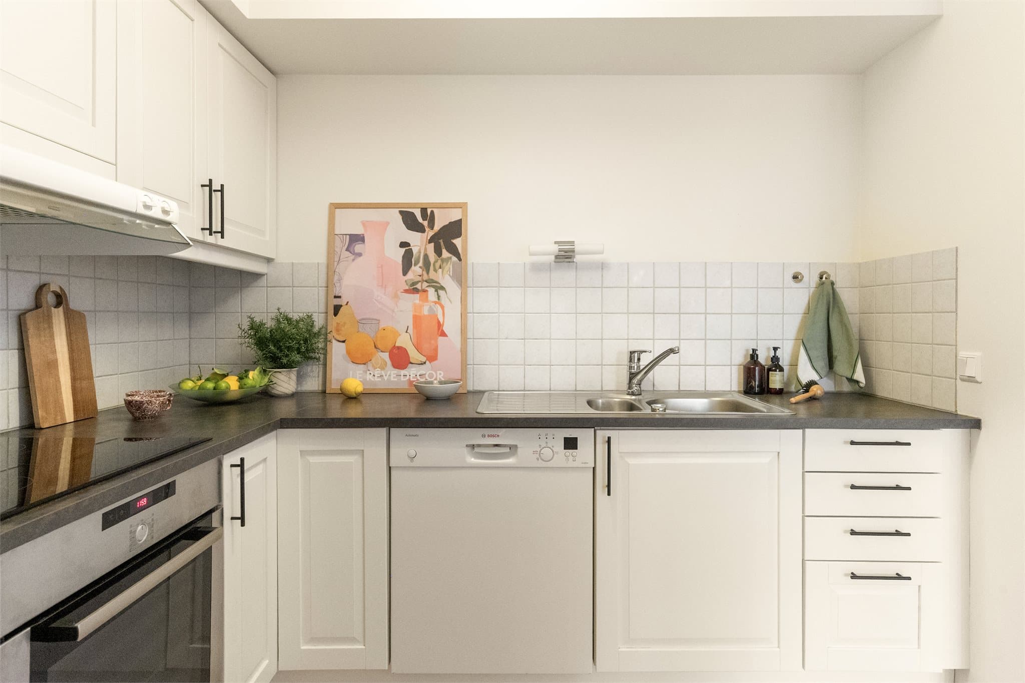 - Lekker kjøkkeninnredning med profilerte fronter og benkeplate i laminat -