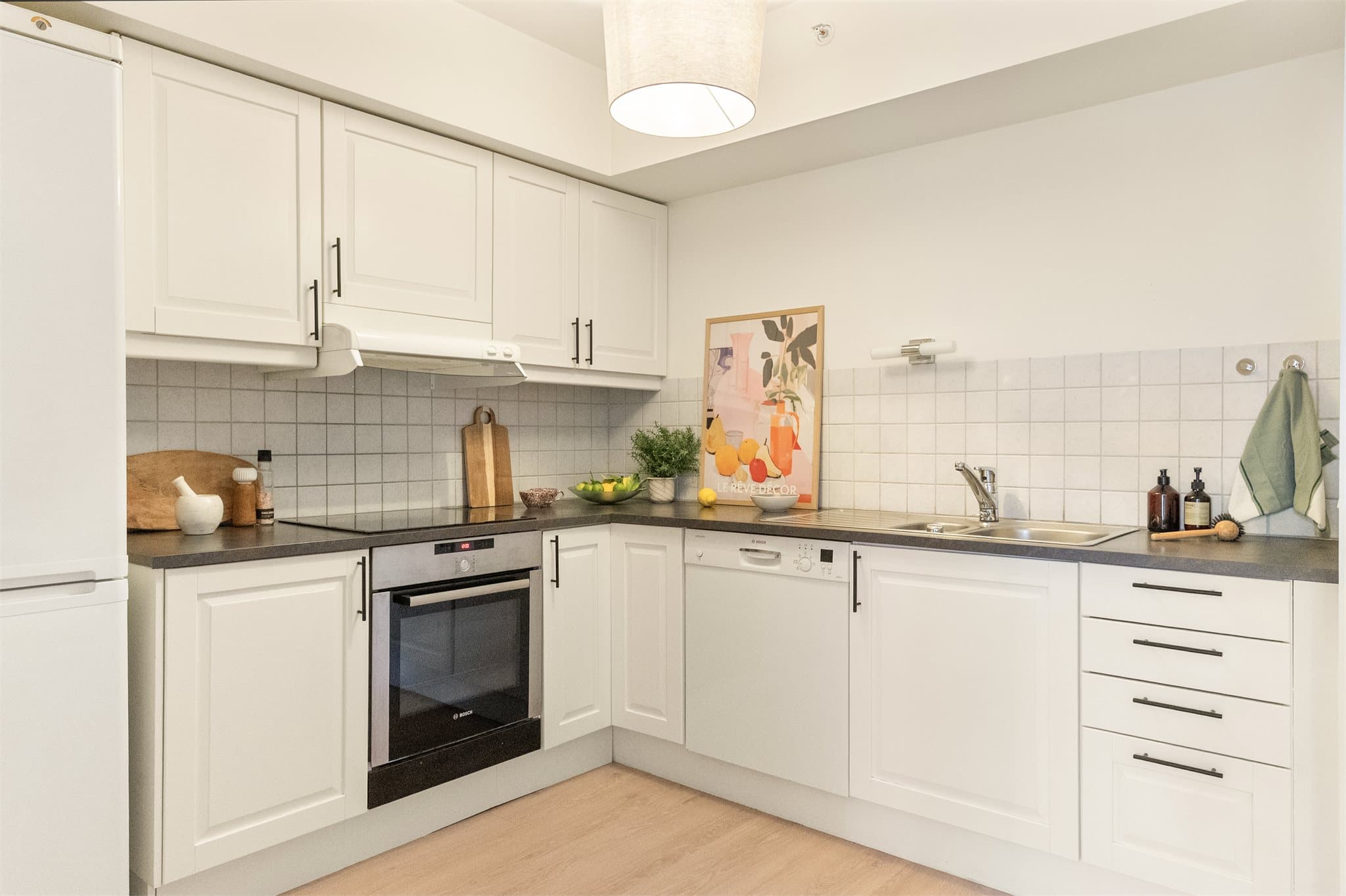 - Ny eier får glede av integrert induksjon platetopp og steikeovn + frittstående hvitevarer på kjøkken -