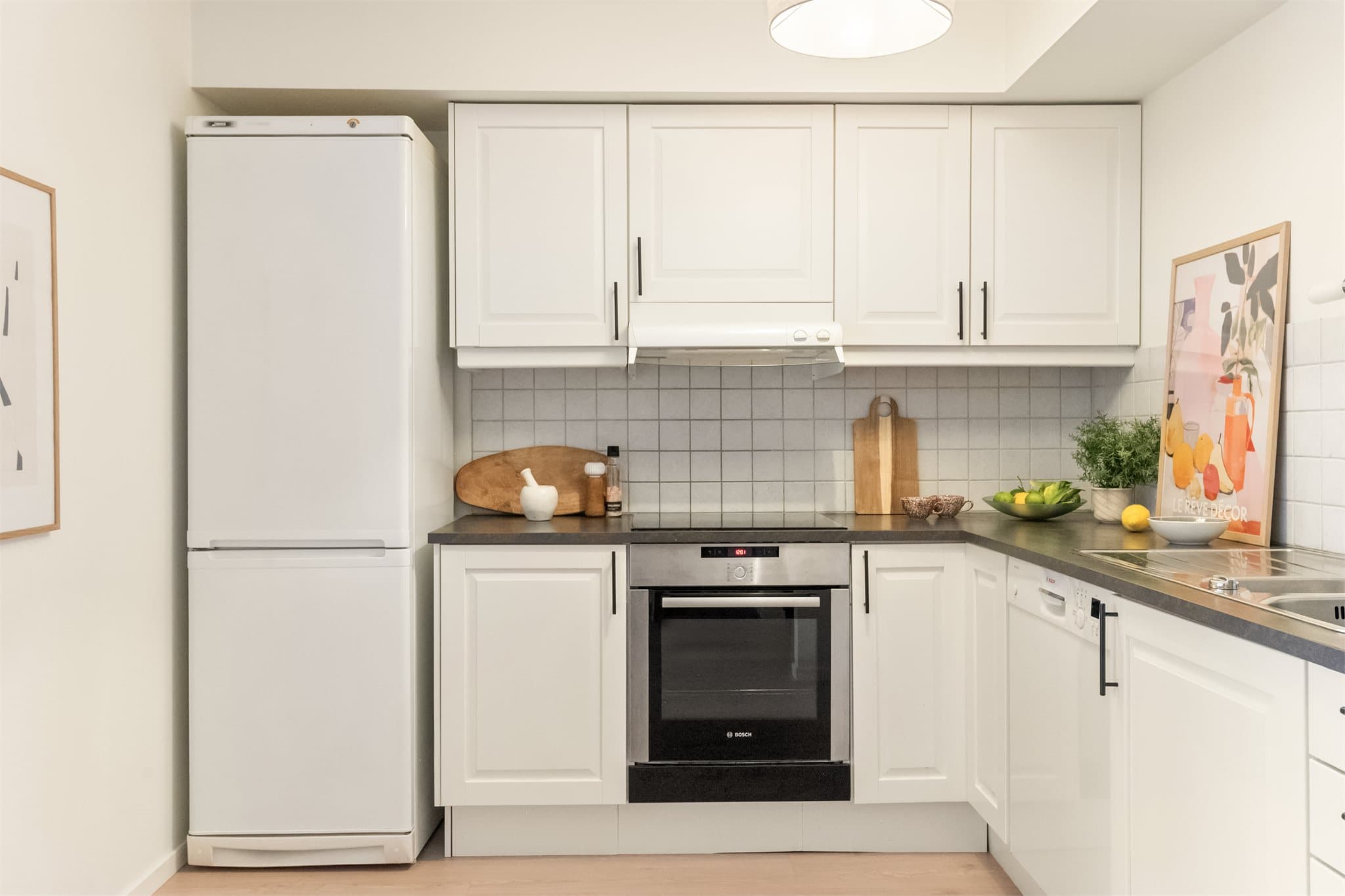 - Den praktiske utformingen av kjøkkenet gir godt med lagringsplass -