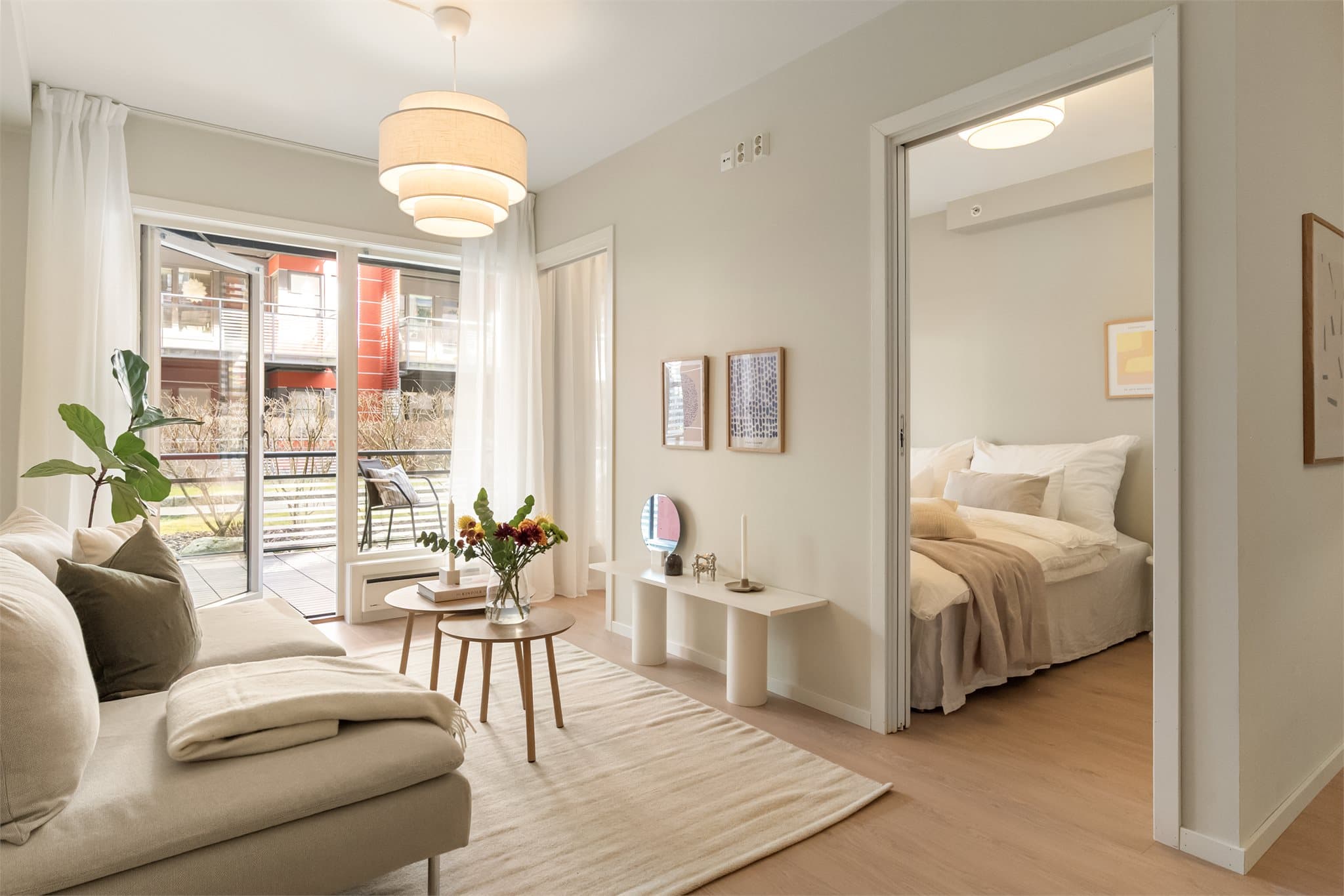 - Gjennomgående lik laminat på gulv fra 2026 skaper et nydelig helhetsinntrykk og en rød tråd gjennom leiligheten -