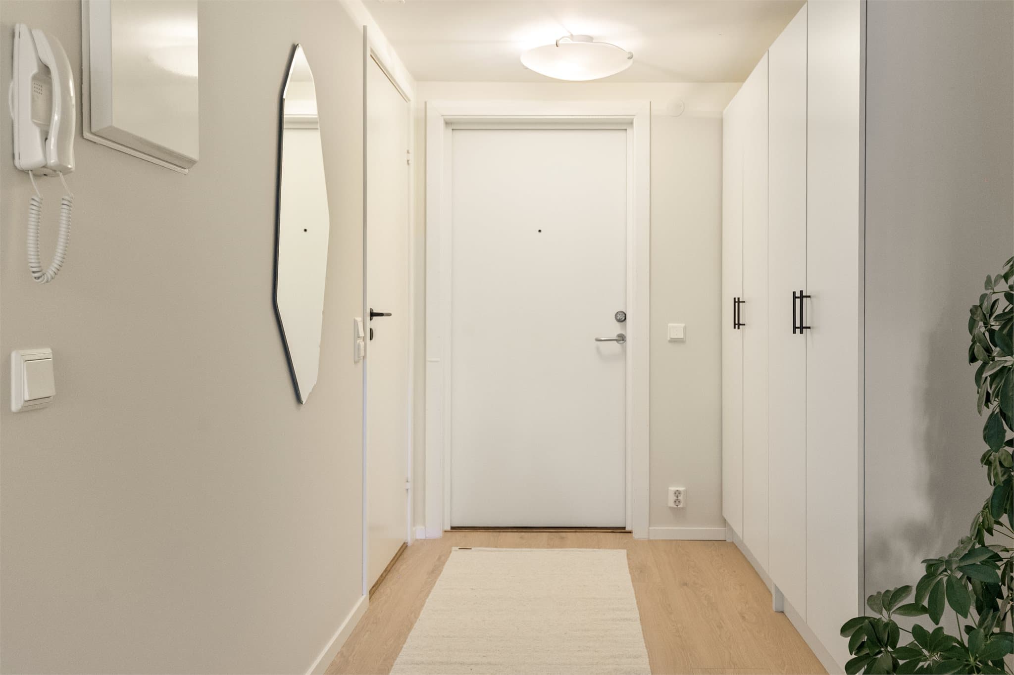 - Entréen er lys og gir et flott, representativt førsteinntrykk av leiligheten -