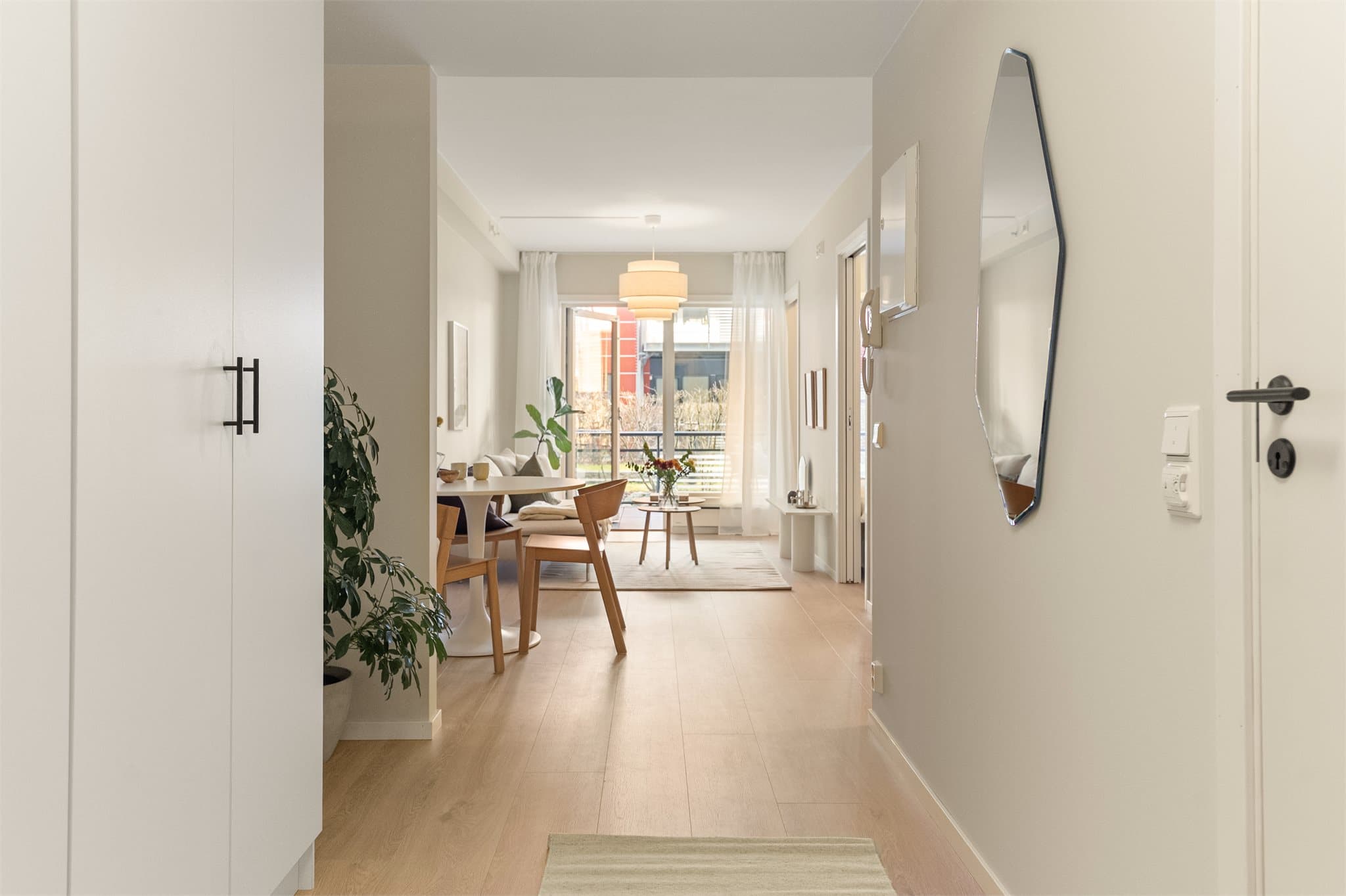 - Leilighetens entré/gang måler 6,6 m² og har godt med ekstra lagringsplass i medfølgende garderobeløsning -