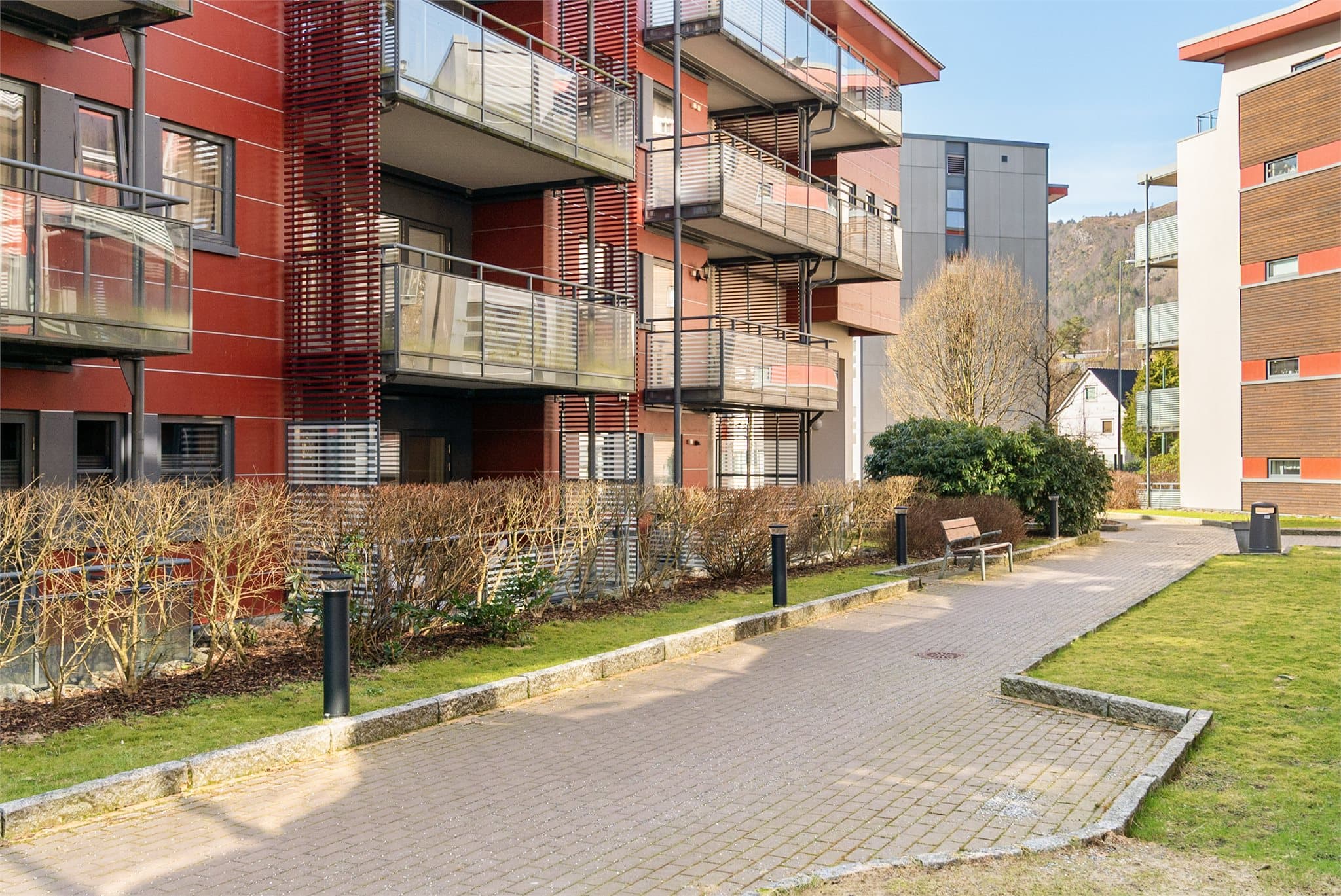 - Borettslagets tomt er pent opparbeidet med stort grønt uteareal og interne gangveier -