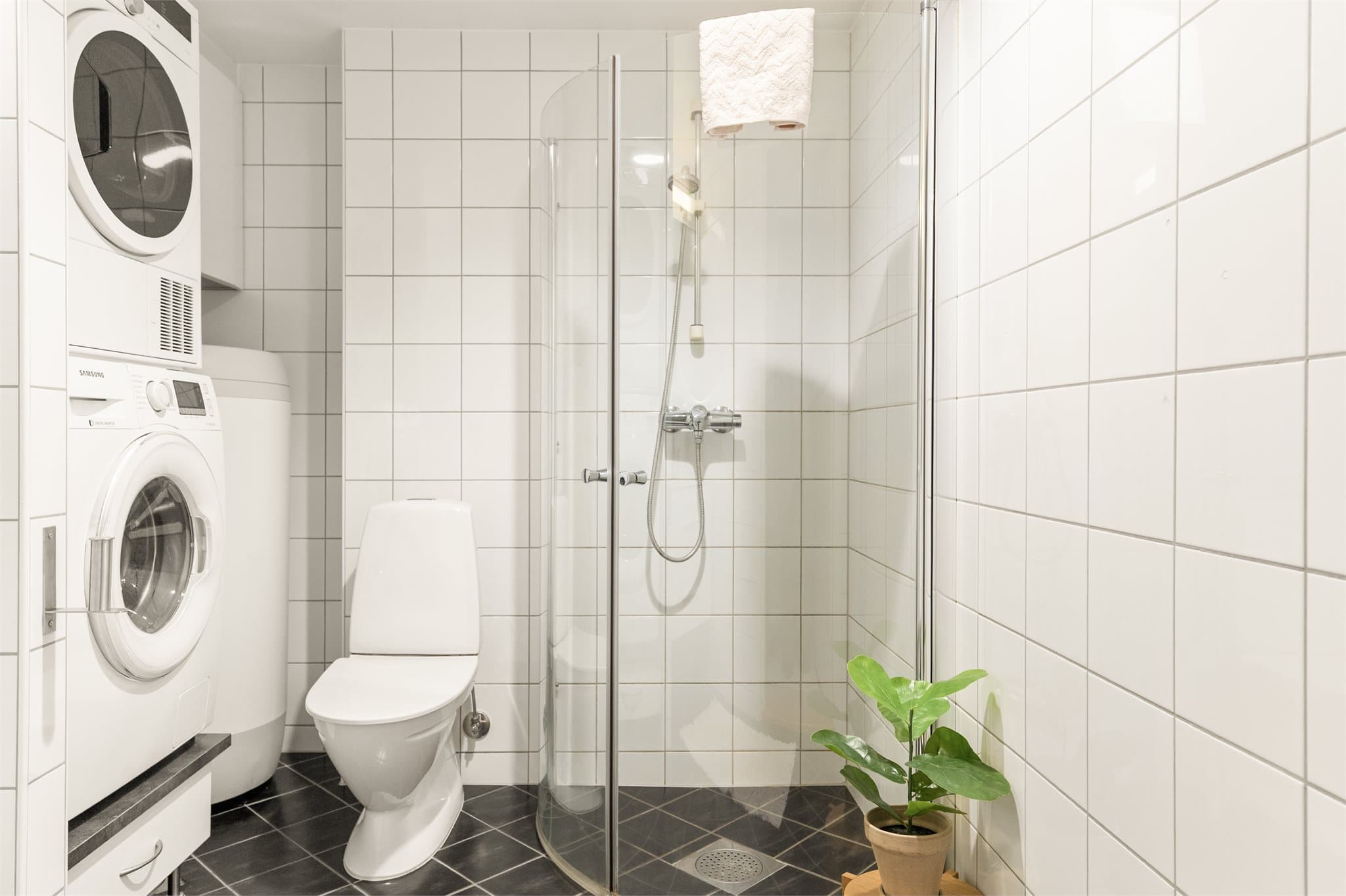 - Badet måler 5,1 m² og har en svært praktisk utforming med plass til vaskemaskin og tørketrommel -