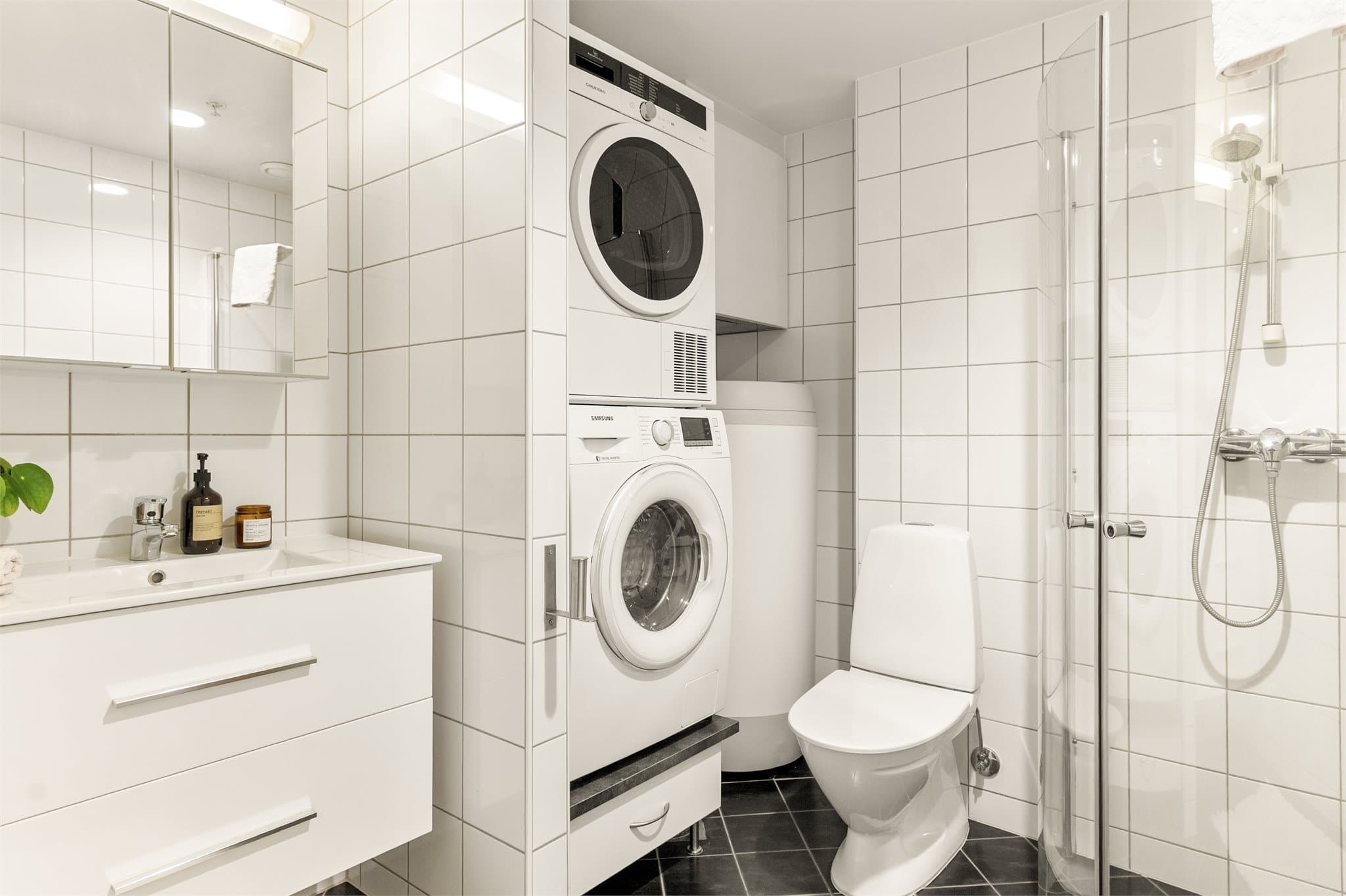 - Flott helfliset bad med behagelig varme i gulv og downlights i himling -