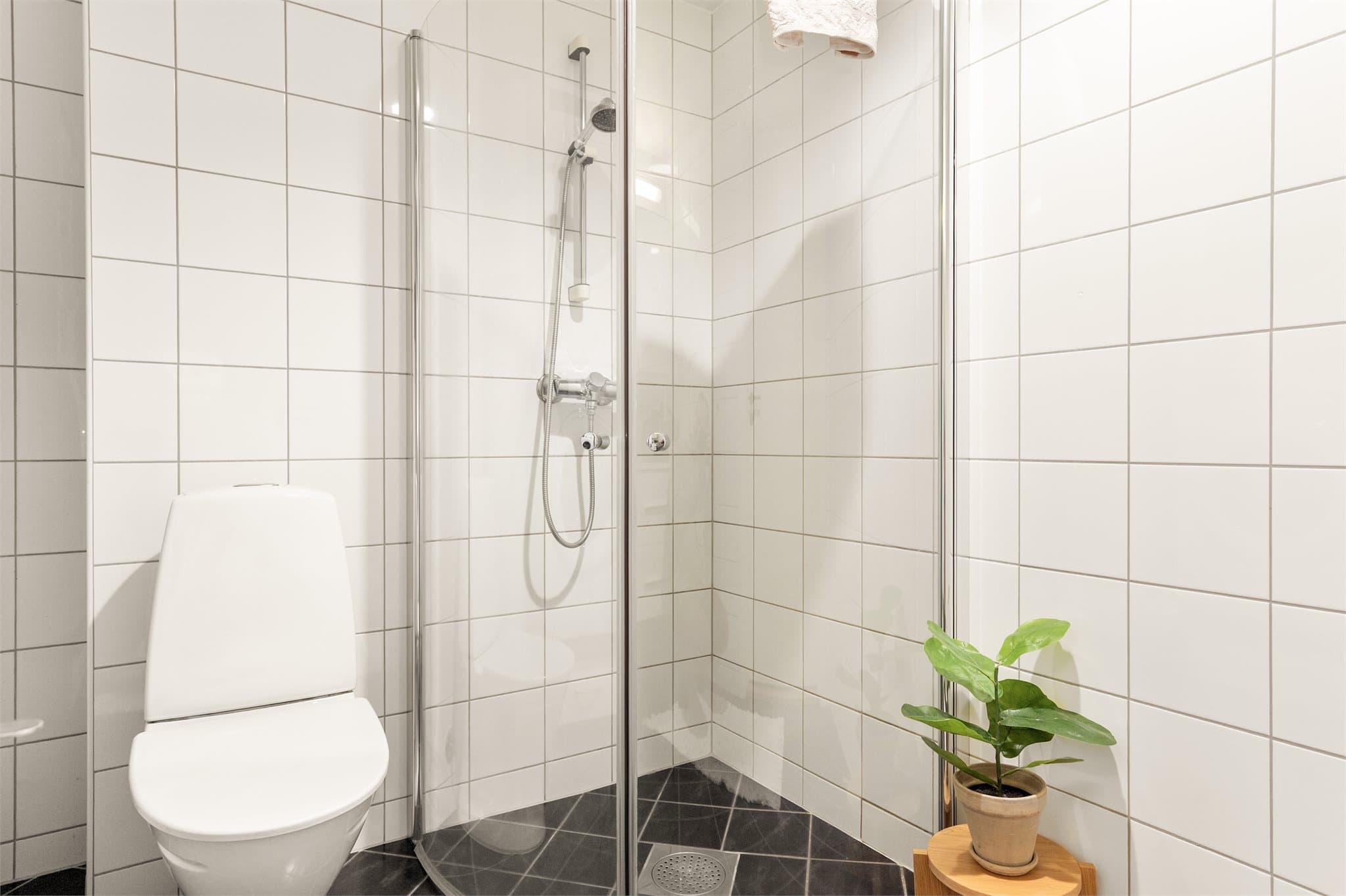 - Badet er innredet med heldekkende servant, speilskap, dusjhjørne, toalett, opplegg for vaskemaskin og varmtvannsbereder -