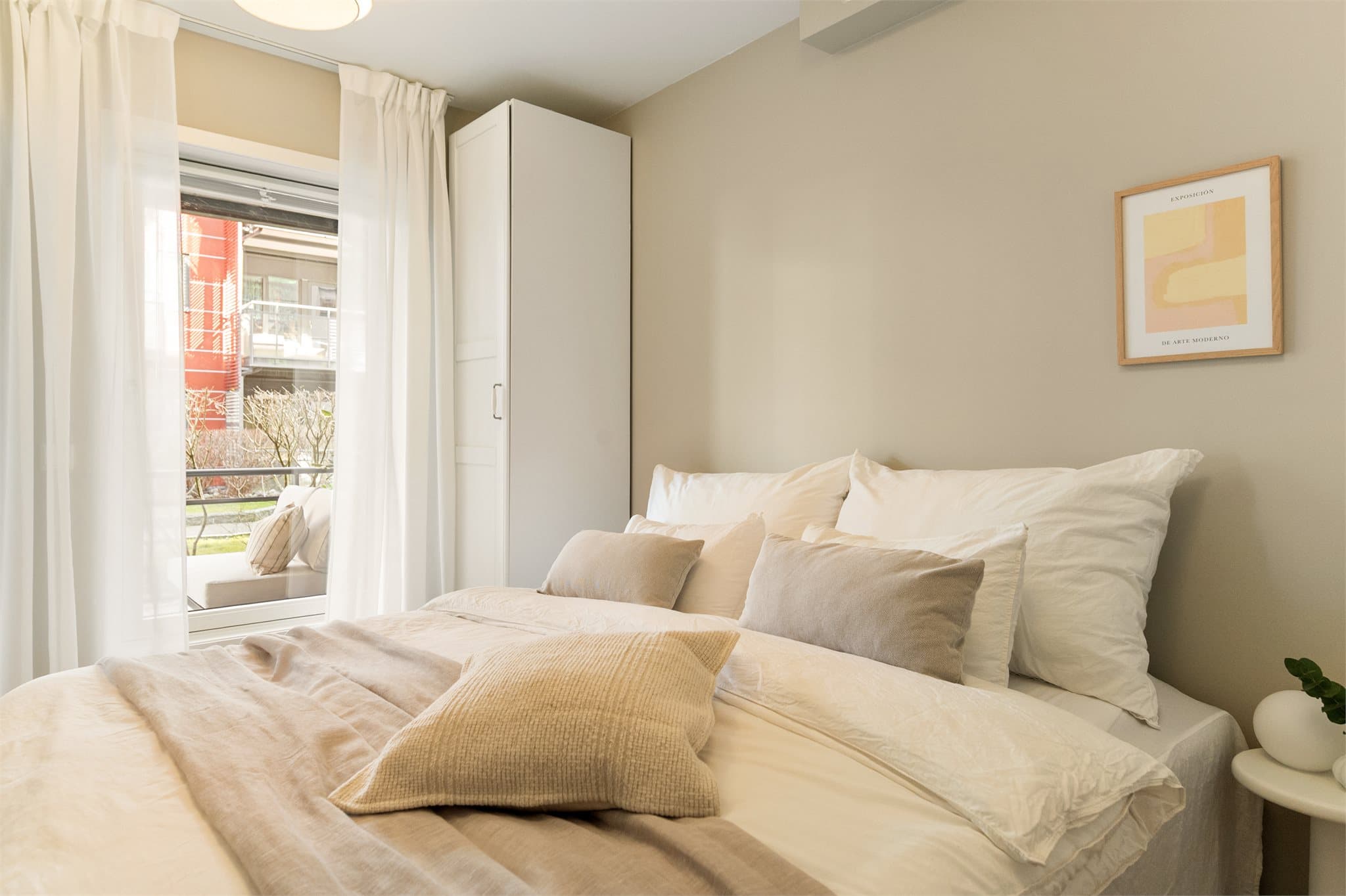 - Soverommet måler 7,67 m² og har god plass til dobbeltseng og nattbord på hver side -