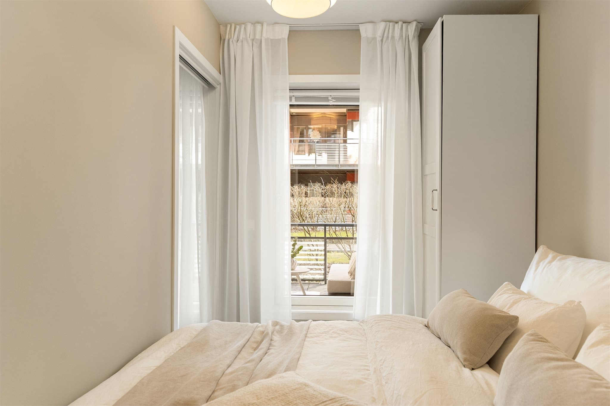 - Merk den praktiske 2-dørs løsningen inn til soverommet -