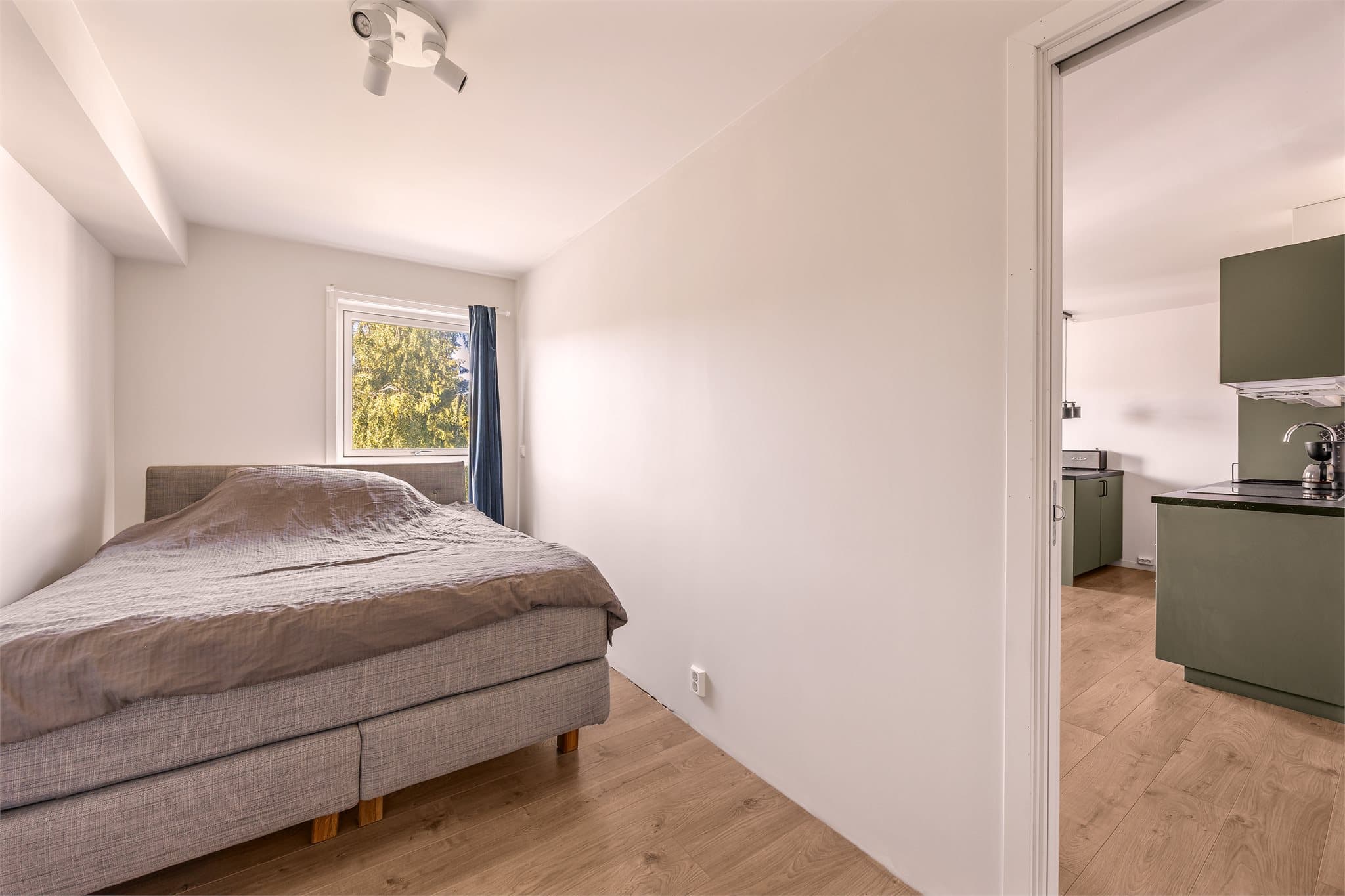 Lyst soverom med plass til dobbeltseng.