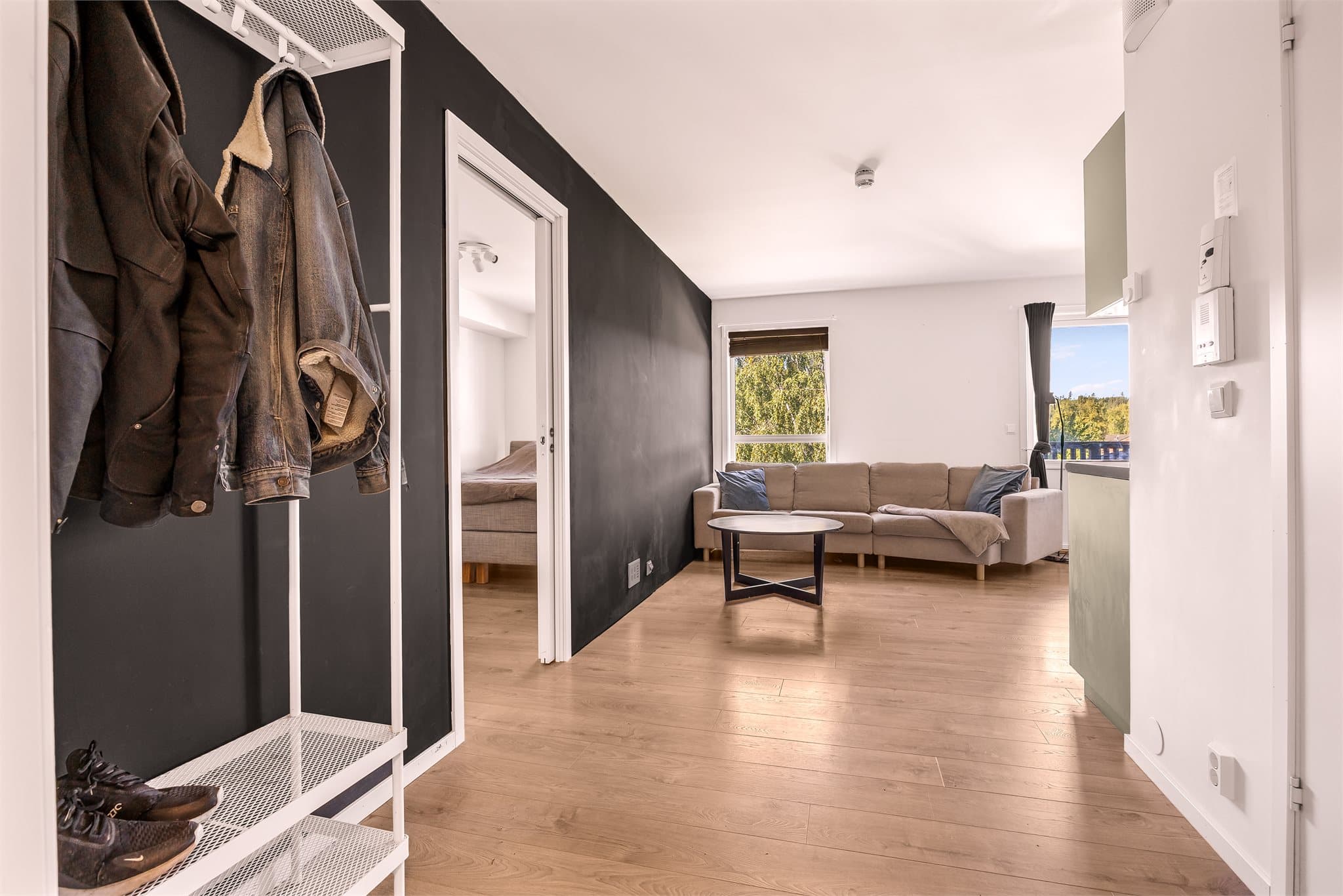 Innbydende leilighet med malte veggflater og laminat på gulv.