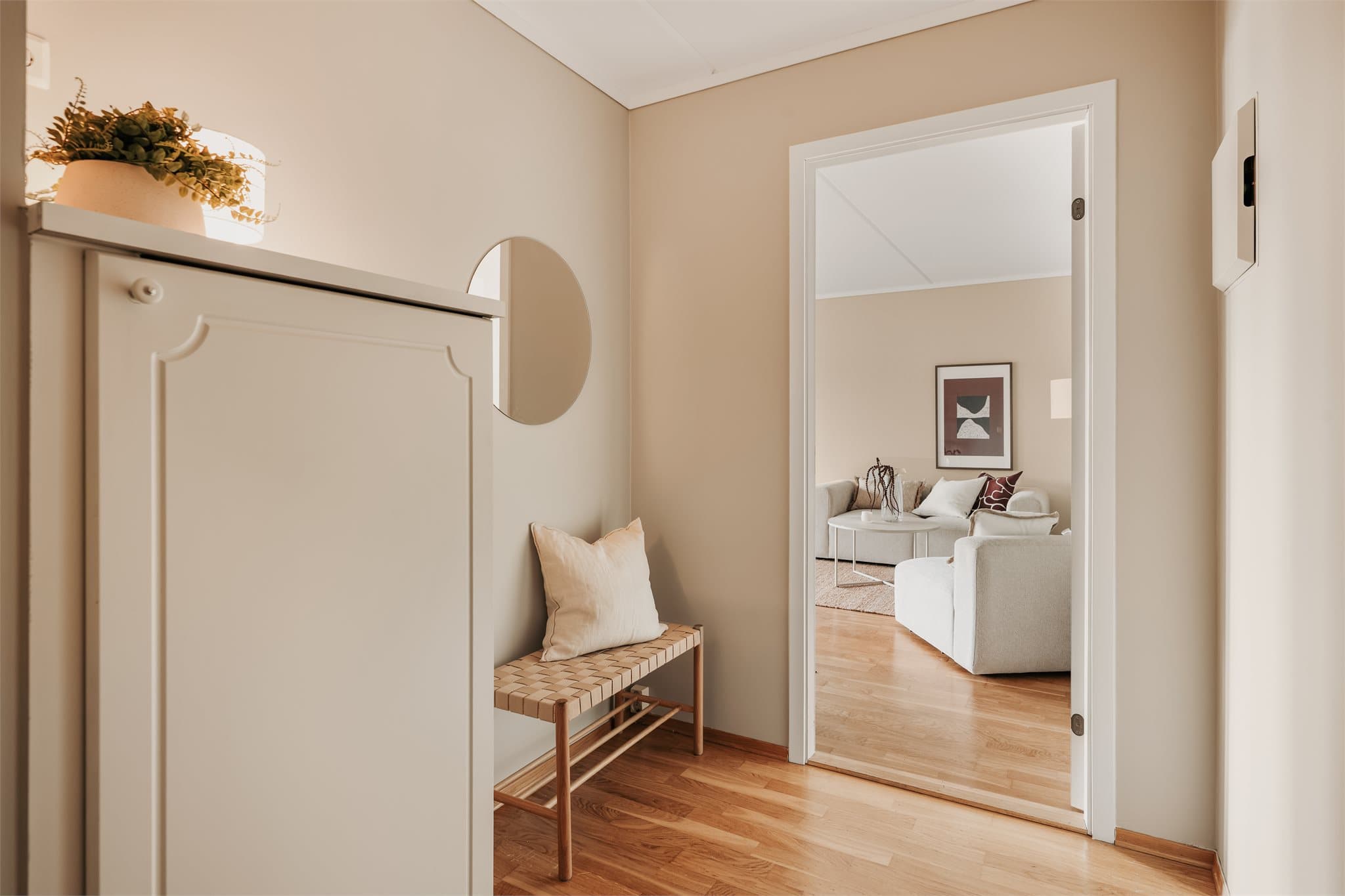 Det første rommet som møter deg er entreen. Her er det plass til skohylle, knaggrekke eller garderobeskap om ønskelig.