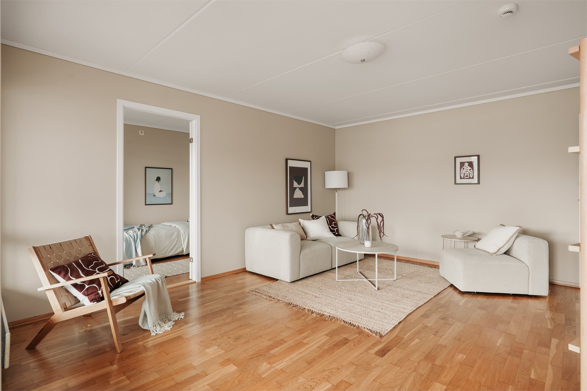 Stuen har en funksjonell planløsning med plass til både sofa, sofabord og tv-møblement.