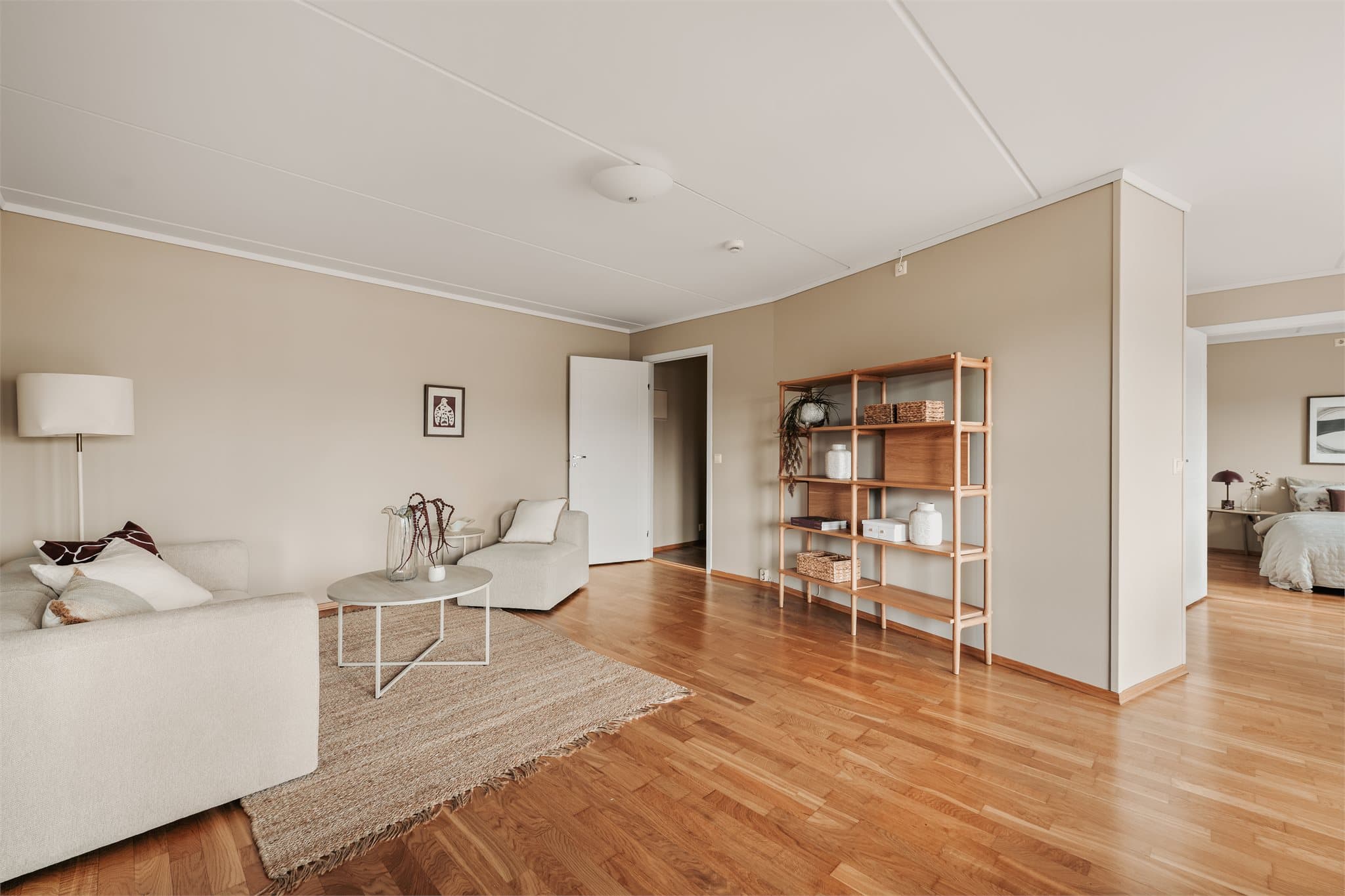 Leiligheten er malt opp i 2026 i en lys og tidløs fargetone, noe som gjør det enkelt å sette sitt personlige preg på leiligheten.