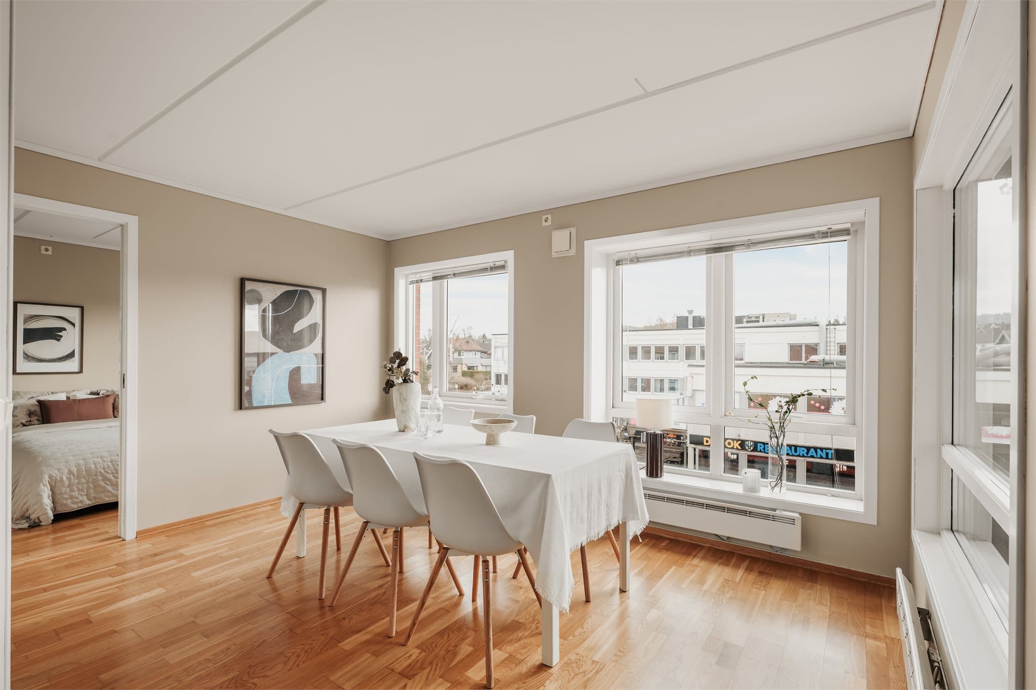 Leiligheten har store vindusflater.