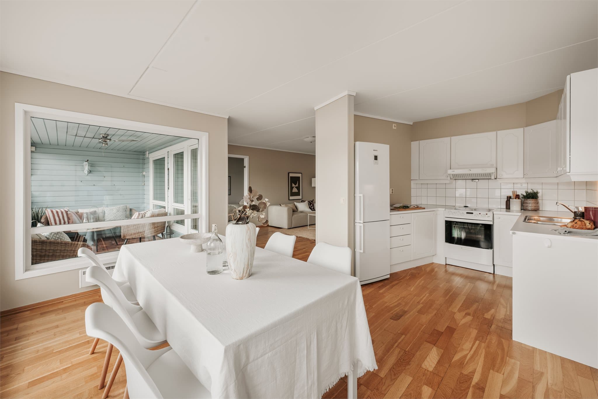 Det er plass til egen spisegruppe i tilknytning til kjøkkenet.