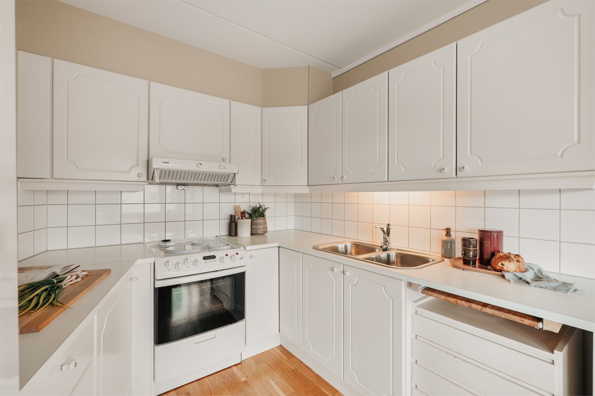 Kjøkkenet er utstyrt med komfyr med platetopp, avtrekk over stekesone og frittstående kombiskap for kjøl og frys. Det er montert 1-greps kjøkkenbatteri, og det er opplegg for brannslange under vasken. Komfyrvakt er installert.