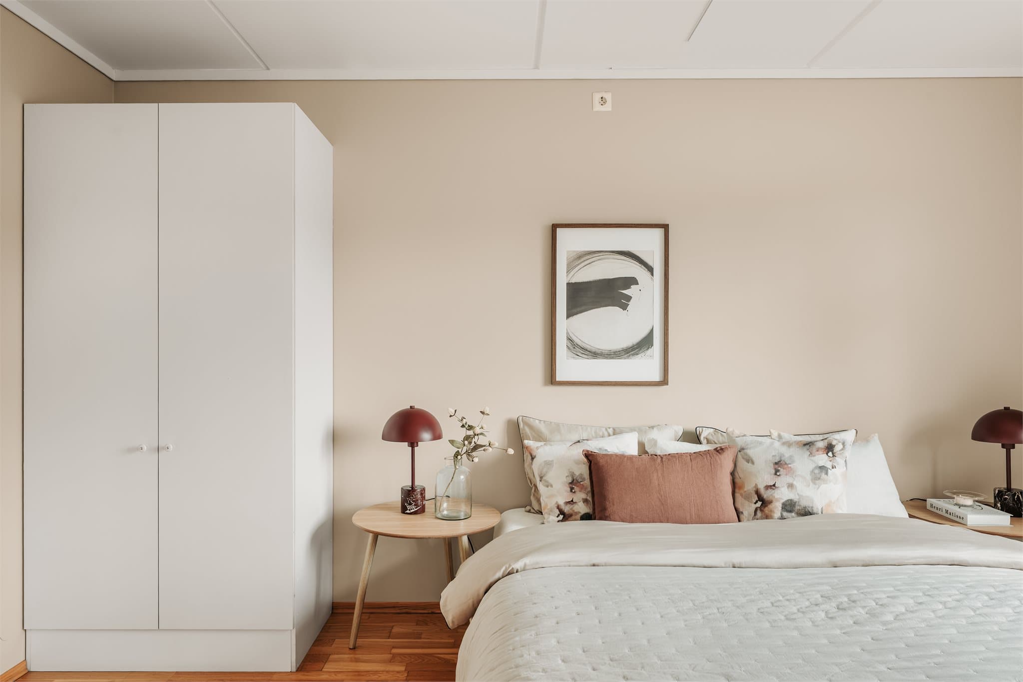 Hovedsoverommet er praktisk plassert i leiligheten, med direkte adkomst til badet.